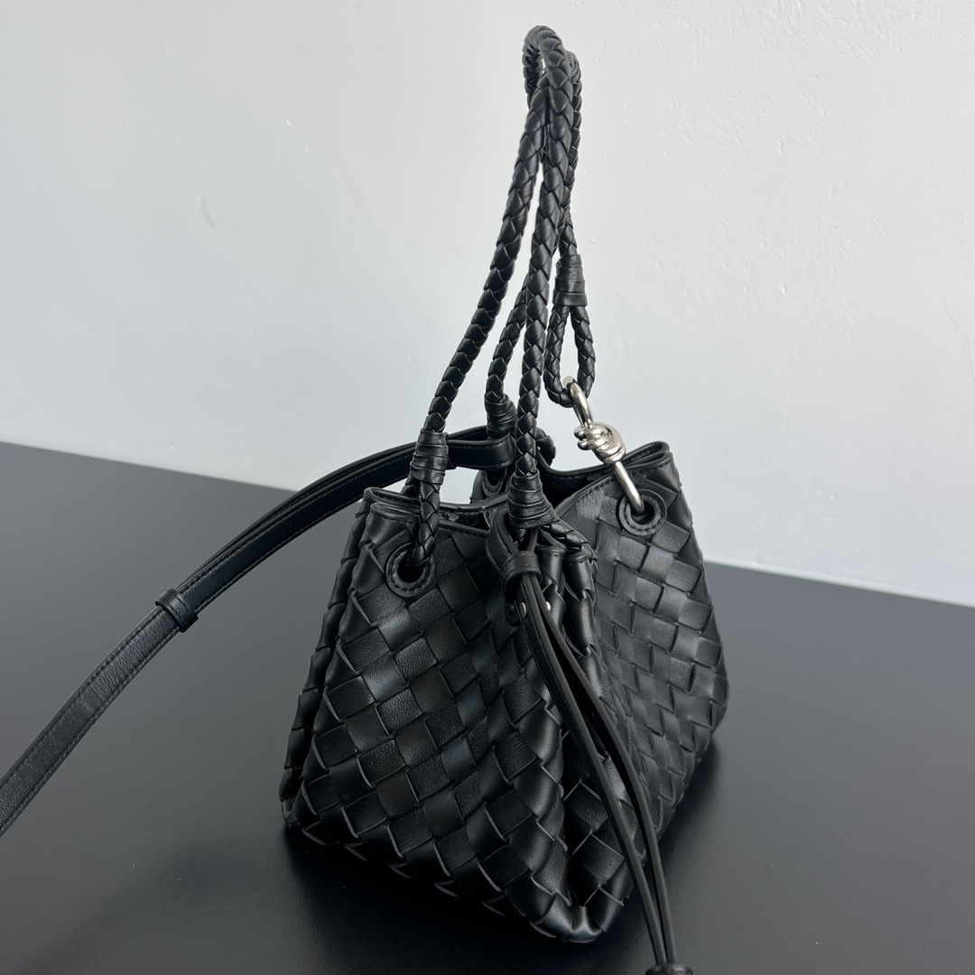 BV's new intrecciato woven leather shoulder bag comes with a detachable cross-body strap. It comes with a mini bag inside. The appearance retains the unique design of BV woven. The parachute bag is a bag that makes people fall in love before seeing the real thing. The small golden knot embellishment is full of simple and high-end sense to meet your needs in different occasions. 796569 Size: 21X17X16.5cm photo 8