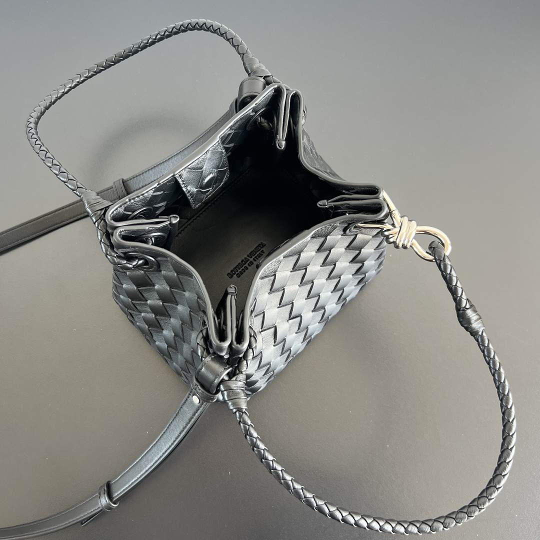 BV's new intrecciato woven leather shoulder bag comes with a detachable cross-body strap. It comes with a mini bag inside. The appearance retains the unique design of BV woven. The parachute bag is a bag that makes people fall in love before seeing the real thing. The small golden knot embellishment is full of simple and high-end sense to meet your needs in different occasions. 796569 Size: 21X17X16.5cm photo 9
