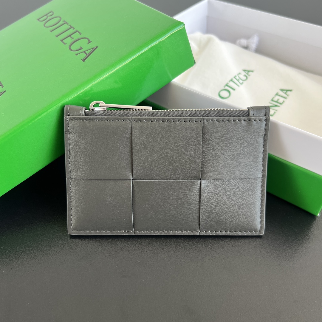 NO:674114,#BV's new big grid card holder 679843 is a simple and exquisite card holder. The zipper design can hold change or coins. It is small, light and easy to carry. It can be put directly in your pocket or in a small bag. It is made of cowhide and has a soft feel. There are 3 card slots on the back that are not tight. Each slot can easily fit 2 cards. It is enough for daily use. In the era of no cash, the card holder is more convenient and practical. The card holder that everyone needs  Size 11.8x7.5,BV,bottega veneta,cowhide19860909#BV 新款大编格卡包679843 简简单单精致卡包 拉链设计可放零钱或者硬币 小巧轻薄易携带 直接揣兜里或者放小包包里,牛皮制成 手感糯唧唧 背面3个不紧卡槽 每格轻松塞入2张卡 日常足够 ,在不带现金的时代 卡包便捷性和实用性更高 每个人都需要的卡包 尺寸11.8x7.5,BV,bottega veneta,cowhide,欧美剧