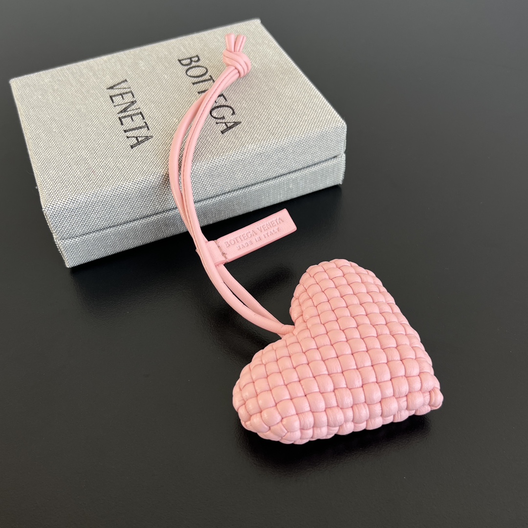 NO:920112,#Bv new product, heart-shaped pendant 844701, showing the shape of a heart. It is easy to evoke beautiful things. It is hand-woven from hand-selected sheep leather. The texture is fine and full, and the texture is high-end ~ match with leather of the same color. Hang it on a bag or keychain. Seeing it will make you feel better. Match it with a minimalist bag. You can also give this love as a gift~, BV, bottega veneta, keychain, sheepskin19860909#Bv新品 爱心形挂饰844701 整体呈现出爱心形状 易唤起美好事物联想甄选羊皮革手工编织而成 纹理细腻饱满 质感高级～搭配同色系皮革 挂在包包上或钥匙扣.看到它心情都会变好搭配极简包包点睛之笔,也可将这颗爱心做为礼品赠送～,BV,bottega veneta,keychain,sheepskin,欧美剧
