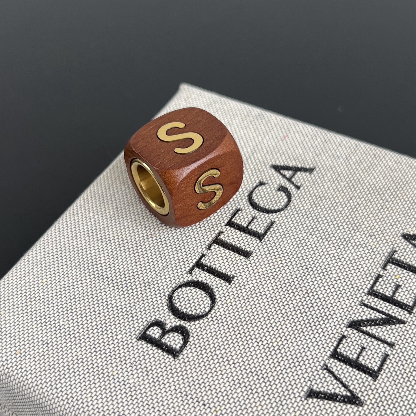 NO:713841,BV Small Wooden Alphabet Beads (Applicable to Andiamo Small 25cm) Made of hand-polished natural wood, with 26 letters and heart-shaped patterns engraved on the surface. The golden font is super textured. It can be DIY (name first) or decorated. It is very tasteful as a gift for personal use. A must-have for literary and art lovers. 'One Letter', BV, Bottega Veneta19860909BV 小号木质字母串串珠（适用于Andiamo 小号25cm） 采用天然木材手工打磨而成 表面雕刻26个字母和心形图案 金色字体超有质感 可DIY（名字首先）或装饰,送礼自用都很有品味 文艺控必入 《一颗字母 》,BV,bottega veneta,欧美剧