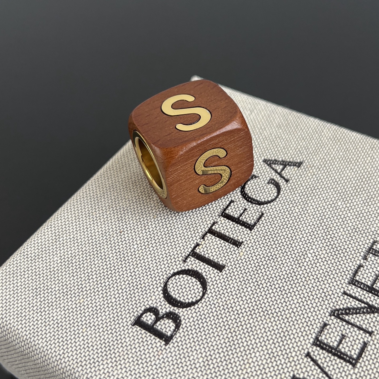 NO:713842,BV Large Wooden Letter Beads (Applicable to Andiamo Medium Size 32cm) Made of hand-polished natural wood. The surface is engraved with 26 letters and heart-shaped patterns. The gold font is super textured. It can be DIY (name first) or decorated. It is very tasteful as a gift for personal use. A must-read for literary and art lovers. 'One Letter', BV, Bottega Veneta19860909BV 大号木质字母串串珠（适用于Andiamo 中号32cm） 采用天然木材手工打磨而成 表面雕刻26个字母和心形图案 金色字体超有质感 可DIY（名字首先）或装饰,送礼自用都很有品味 文艺控必入 《一颗字母 》,BV,bottega veneta,欧美剧