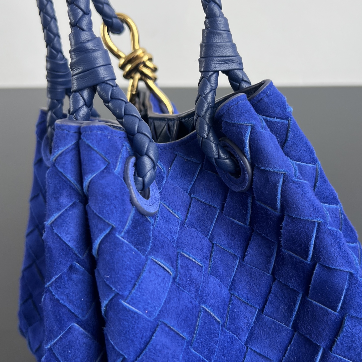 BV's new intrecciato suede woven leather shoulder bag comes with a detachable cross-body strap. It comes with a mini bag inside. The appearance retains the unique design of BV woven. The parachute bag is a bag that makes people fall in love before seeing the real thing. The small gold knot embellishment is full of simple and high-end sense to meet your needs in different occasions. 796569 Size: 21X17X16.5cm photo 1