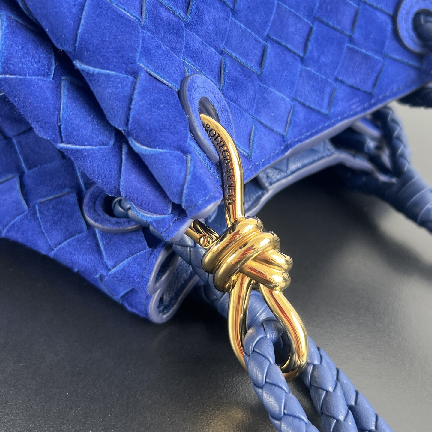 BV's new intrecciato suede woven leather shoulder bag comes with a detachable cross-body strap. It comes with a mini bag inside. The appearance retains the unique design of BV woven. The parachute bag is a bag that makes people fall in love before seeing the real thing. The small gold knot embellishment is full of simple and high-end sense to meet your needs in different occasions. 796569 Size: 21X17X16.5cm photo 2
