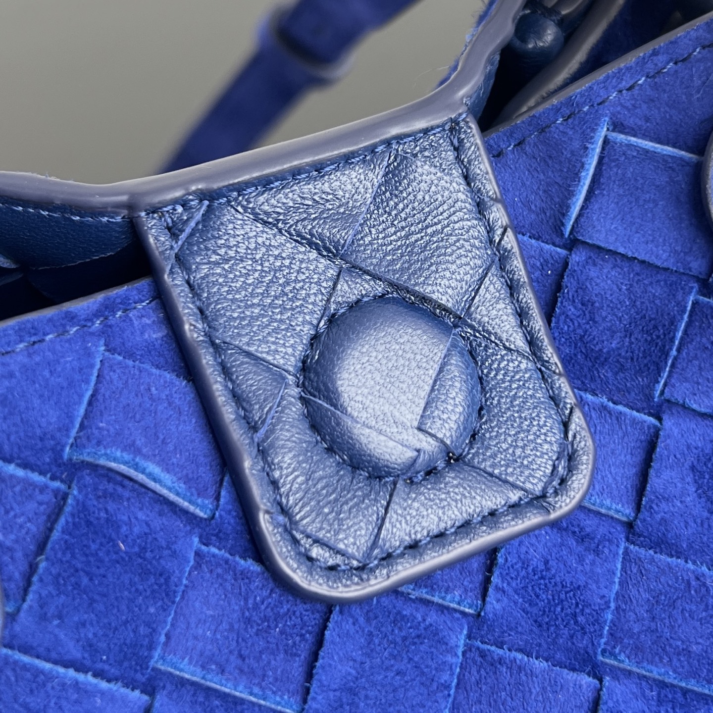 BV's new intrecciato suede woven leather shoulder bag comes with a detachable cross-body strap. It comes with a mini bag inside. The appearance retains the unique design of BV woven. The parachute bag is a bag that makes people fall in love before seeing the real thing. The small gold knot embellishment is full of simple and high-end sense to meet your needs in different occasions. 796569 Size: 21X17X16.5cm photo 4