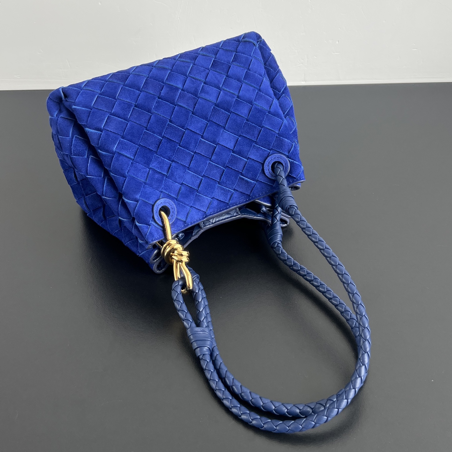 BV's new intrecciato suede woven leather shoulder bag comes with a detachable cross-body strap. It comes with a mini bag inside. The appearance retains the unique design of BV woven. The parachute bag is a bag that makes people fall in love before seeing the real thing. The small gold knot embellishment is full of simple and high-end sense to meet your needs in different occasions. 796569 Size: 21X17X16.5cm photo 5