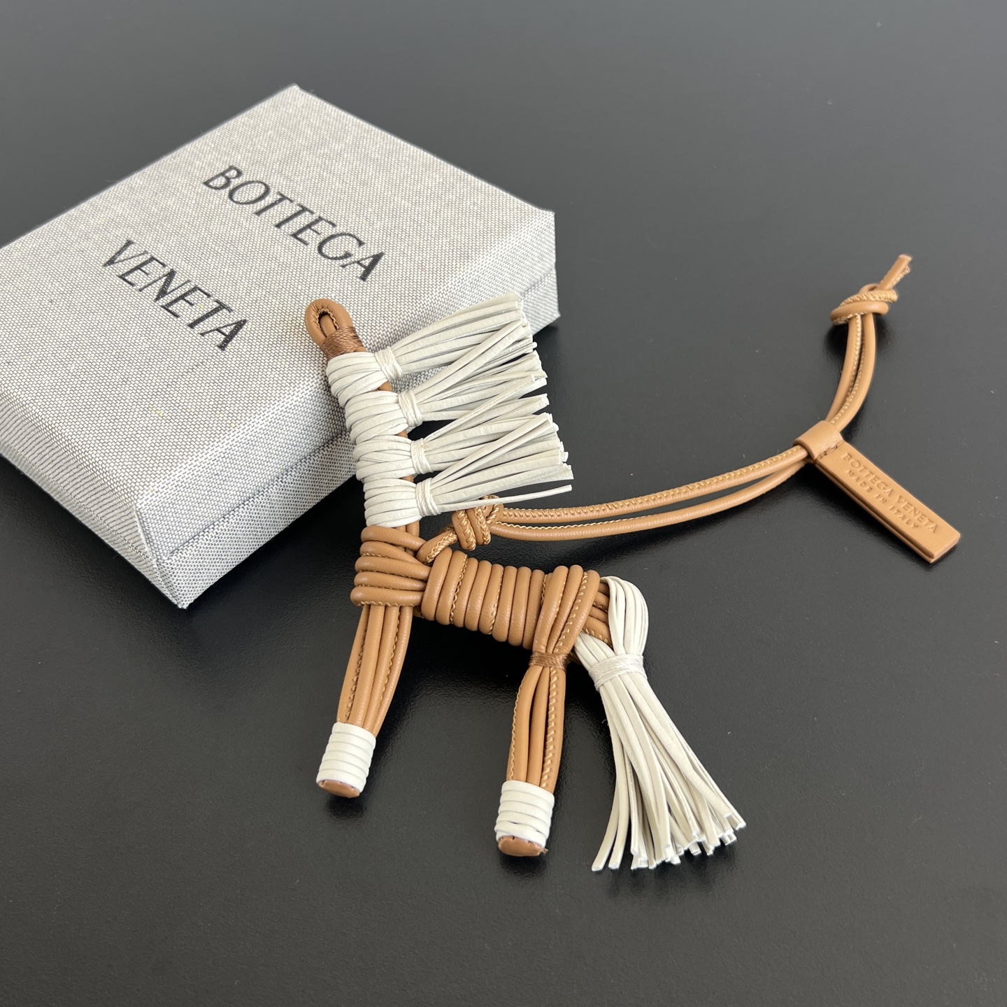 NO:713843,#BVNew Product Pony Pendant 857272 adopts classic hand-woven craftsmanship and carefully interweaves soft sheep leather to create a three-dimensional and personalized horse-shaped silhouette. Suitable for hanging bags, key rings, etc. ~ Add a sense of sophistication to ordinary daily life. A must-have in the Year of the Horse!  Symbolizing good luck and success~,BV,bottega veneta,sheepskin19860909#BV新品 小马挂件 857272 采用经典手工编织工艺,将柔软的羊皮革细致交织,打造出立体而充满个性的马型轮廓.适合挂包包 钥匙圈等～给平凡的日常增添精致感 马年必须拥有！象征好运与顺利～,BV,bottega veneta,sheepskin,欧美剧