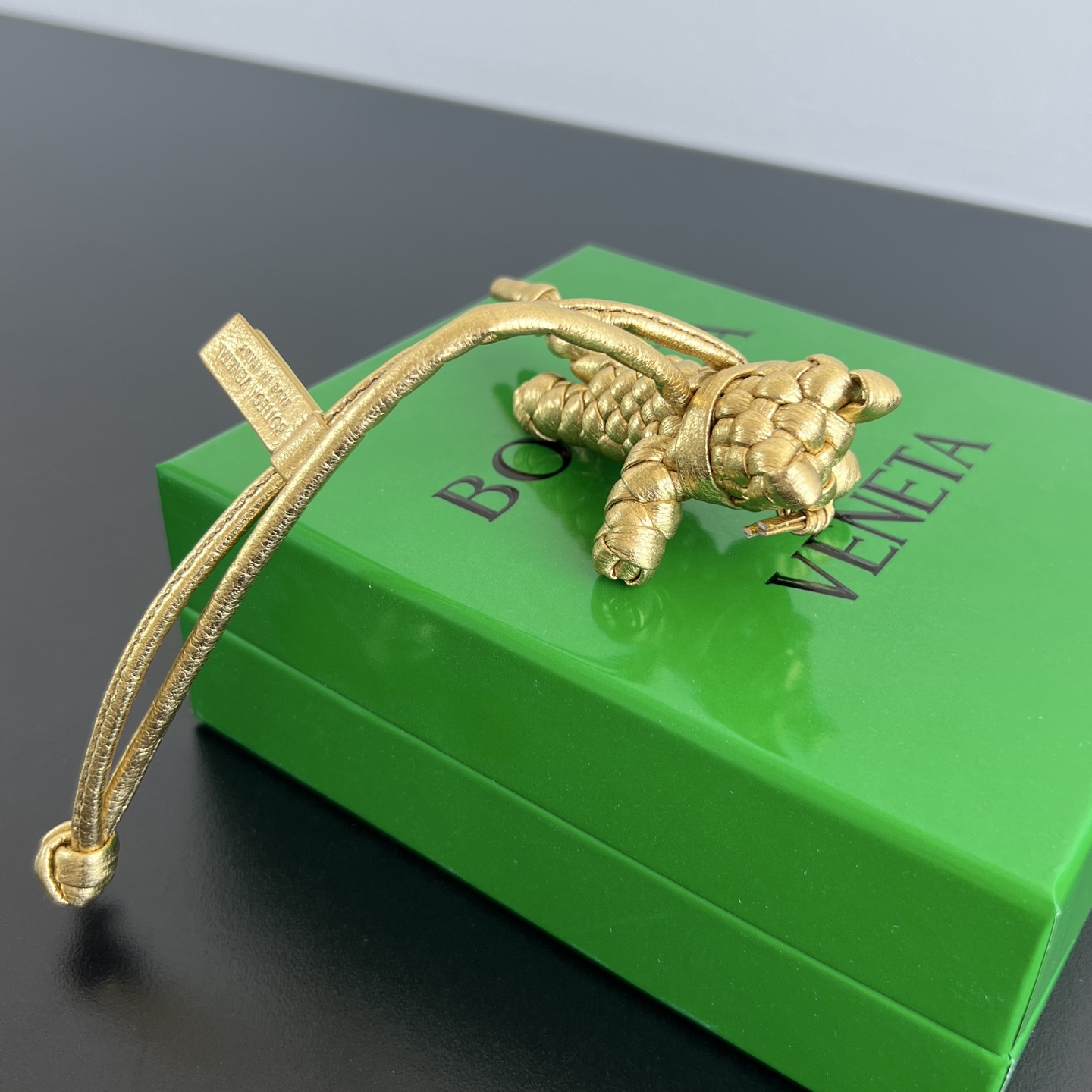 NO:713844,#BV New Product Kitten-shaped pendant 835969 Cat is here, a new member of the super cute bag accessories. It is made of high-quality sheepskin and is woven into a kitten shape. It is soft, shiny and lifelike. It is smart and playful when paired with the bag. It instantly enhances the sense of fashion and has a 100% return rate. Whether it is used by yourself or given to a best friend, it is super suitable. Size: 8.5x4.5x6, BV, Bottega  Veneta, sheepskin19860909＃BV新品 小猫咪造型挂饰 835969 猫猫来啰,超萌包包小搭子又添一员 采用高品质羊皮编织而成小猫造型 柔软有光泽 栩栩如生 搭配在包包上灵动俏皮 ,瞬间提升时尚感,回头率百分百,无论是自己用还是送闺蜜,都超级合适呀 尺寸；8.5x4.5x6,BV,bottega veneta,sheepskin,欧美剧