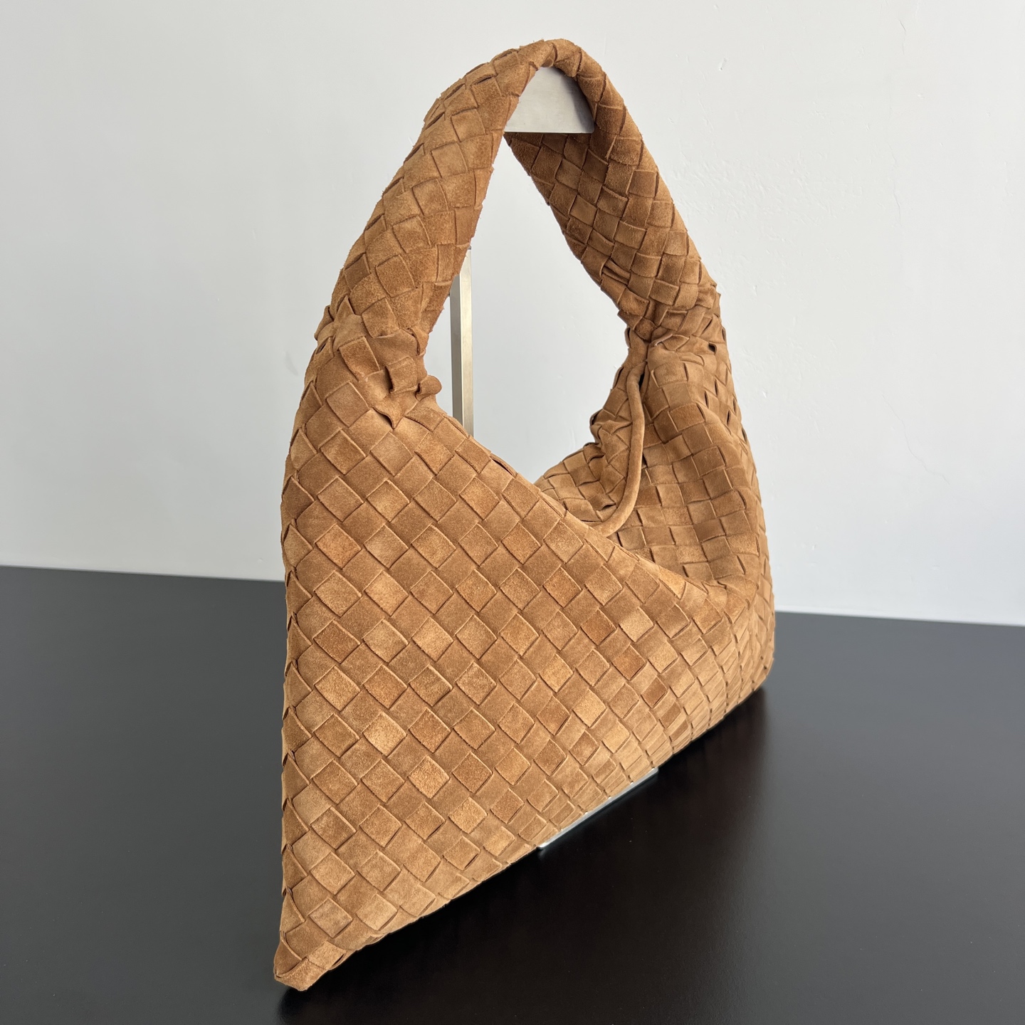 Сумка Bottega Veneta HOP из плетеной замши