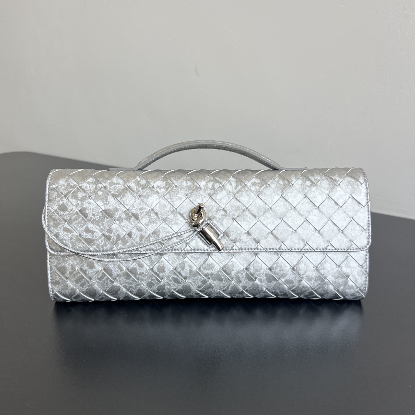 NO:718370,#Bv long clutch Clutch has a new look 741511 with gold shiny surface + satin weaving!  It has a delicate luster under the light. The oak crushed gold is kneaded into the textured long body + small handle. It is elegant in hand. The wrist is casual and decorated with metal knots. It exudes temperament and nobility~. It is equipped with a zipper compartment inside. It is a good companion for your daily life. Whether you are walking on the red carpet or attending a dinner, it will add a unique charm to you. Size 31x13x3, BV, Bottega Veneta, handbag19860909#Bv 长款手拿包 Clutch 出新样貌啦741511 金闪闪表面+缎面编织！在光线下泛着细腻光泽,橡碎金揉进了纹理长形包身+小巧提手 手拿优雅 腕挎随性,搭配金属绳结点缀 散发出气质与高贵～ ,内里配有拉链隔层,是你日常生活的的好伴侣,无论你是走在红毯上还是参加晚宴,它都会为你增添一份独特的魅力 尺寸31x13x3,BV,bottega veneta,handbag,欧美剧