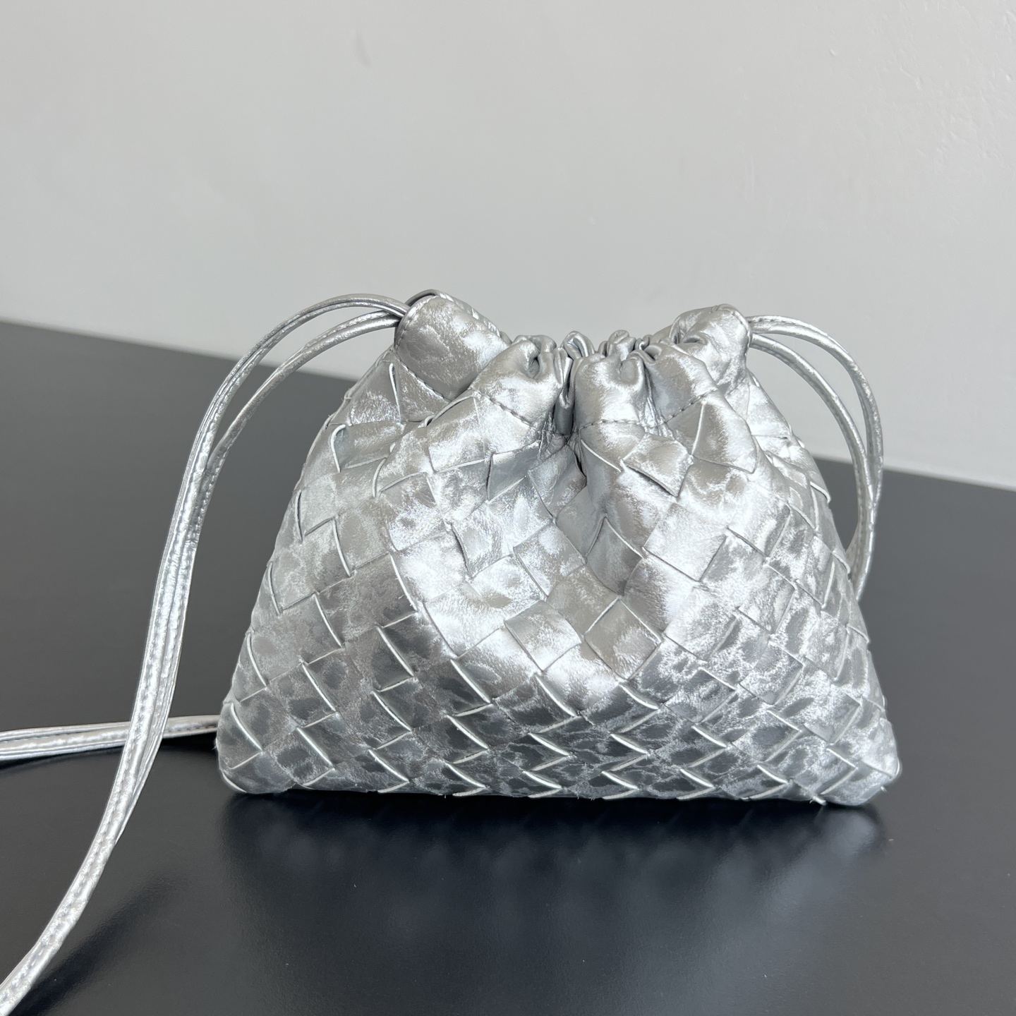 NO:718367,#Bv New Drawstring Dustbag 'Garbage Bag' 816987 The metallic luster is super eye-catching. The festive atmosphere fills the silk material, which is like rubbing gold into the texture. The drawstring design at the drawstring is the focal point of the drawstring. The natural opening pleats and the soft cowhide are smooth and delicate. The lazy and exquisite feeling of this bag is revealed everywhere~ It is not only light in weight, but also full of capacity. I want a bag with a full sense of relaxation.  Just buy this garbage bag that will make you happy. Size 21x16.6x1.,BV,bottega veneta,cowhide19860909#Bv 新款 抽绳Dustbag“垃圾袋” 816987 金属光泽感超吸睛 节日氛围感拉满绸面材质像把碎金揉进了纹理 随便一拎就是焦点束口的抽绳设计自然开口褶皱感和柔嫩牛皮光滑细腻 处处透露着这只包的慵懒精致感～不仅自重轻容量也很足哦 想要一个松弛感十足的包包 就入手这个能让你快乐的垃圾袋叭 尺寸21x16.6x1.,BV,bottega veneta,cowhide,欧美剧