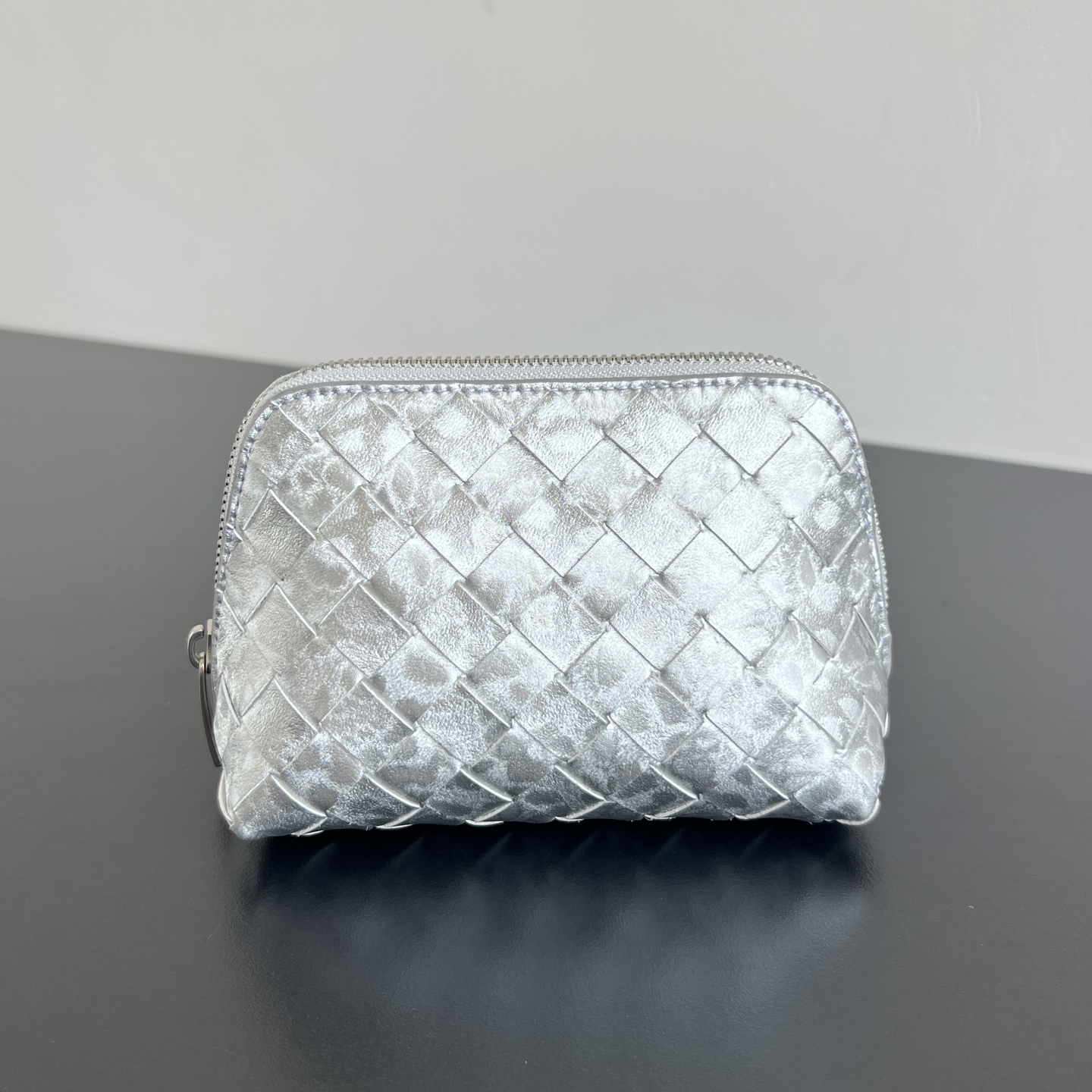 NO:718372,#Bv woven cosmetic bag 764044 comes with gilt shiny metallic cowhide, which looks like flowing gold under the light. It is full of festival and party atmosphere. It has just the right soft and hard texture in your hand. It is soft and stylish. Zipper opening and closing. I like orderly storage. This bag is very considerate. It has a simple shape. It is small and cute. When used as an ornament, it will not lose its size. 16.5x10.5x9,,BV,bottega veneta,cosmetic  bags & cases,cowhide19860909#Bv 编织化妆包 764044 自带鎏金光泽感金属牛皮,在光线下像流动的碎金,节日和派对氛围十足拿在手里软硬质感刚刚好 即软又有型 拉链开合 喜欢有秩序收纳 这只包包就很贴心啊,造型简约十足 小巧可爱 当摆件都不会输尺寸16.5x10.5x9,,BV,bottega veneta,cosmetic bags & cases,cowhide,欧美剧