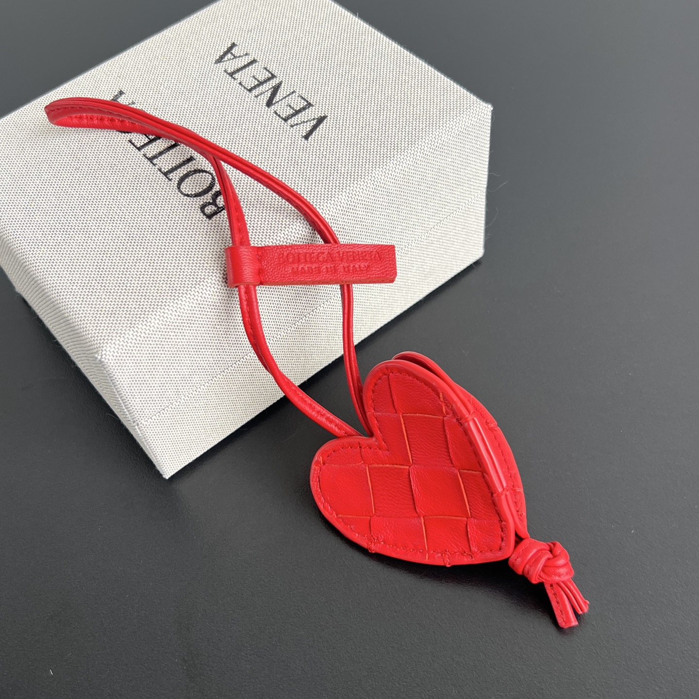 NO:920116,#BV Heart-shaped pendant Confession small pendant The red leather heart-shaped pendant has a Valentine's Day atmosphere. Three braided hearts are combined to form a three-dimensional love shape. It is hand-woven from hand-selected sheep leather. Every stitch is the craftsmen's heart ~ The red heart-shaped pendant adds a bit of sweetness. Keeping it for yourself is a romance that pleases you. Giving it to others is a surprise full of heart. It is the first choice for Valentine's Day gifts. BV, bottega veneta, sheepskin19860909#BV 心形挂件 表白小挂件 红色皮革心形挂件太有情人节氛围,将三片编织心形结合一起成立体爱心形状 甄选羊皮革手工编织而成,每一针都是工匠们的用心～红爱心挂件添了几分甜意,自留是取悦自己的浪漫,送人是藏满心意的惊喜,妥妥的情人节送礼首选,BV,bottega veneta,sheepskin,欧美剧