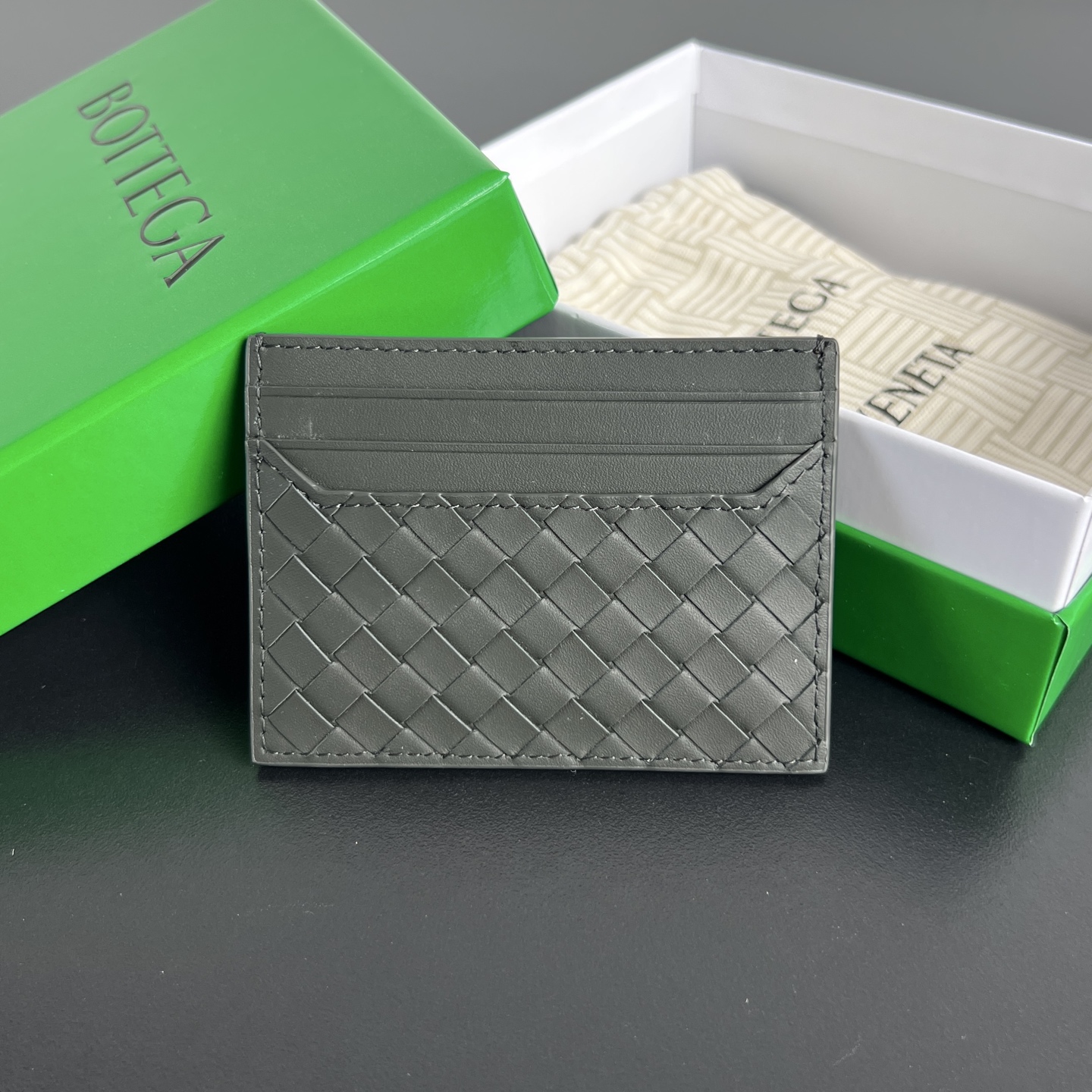 NO:894813,#BV New small woven card holder 817397 Simple and exquisite card holder. Small, light and easy to carry. It can be put directly in your pocket or in a small bag. It is made of cowhide and has a soft feel. There are 6 card slots on both sides and the main card slot in the middle. It is enough for daily use. In the era of no cash, the card holder is more convenient and practical. The card holder that everyone needs. Size 11x8x0.2, BV, Bottega  veneta,cowhide19860909#BV 新款小编织织卡包 817397 简简单单精致卡包 小巧轻薄易携带 直接揣兜里或者放小包包里,牛皮制成 手感糯唧唧 两侧共6张卡位和中间主卡位 日常足够 ,在不带现金的时代 卡包便捷性和实用性更高 每个人都需要的卡包 尺寸11x8x0.2,BV,bottega veneta,cowhide,欧美剧