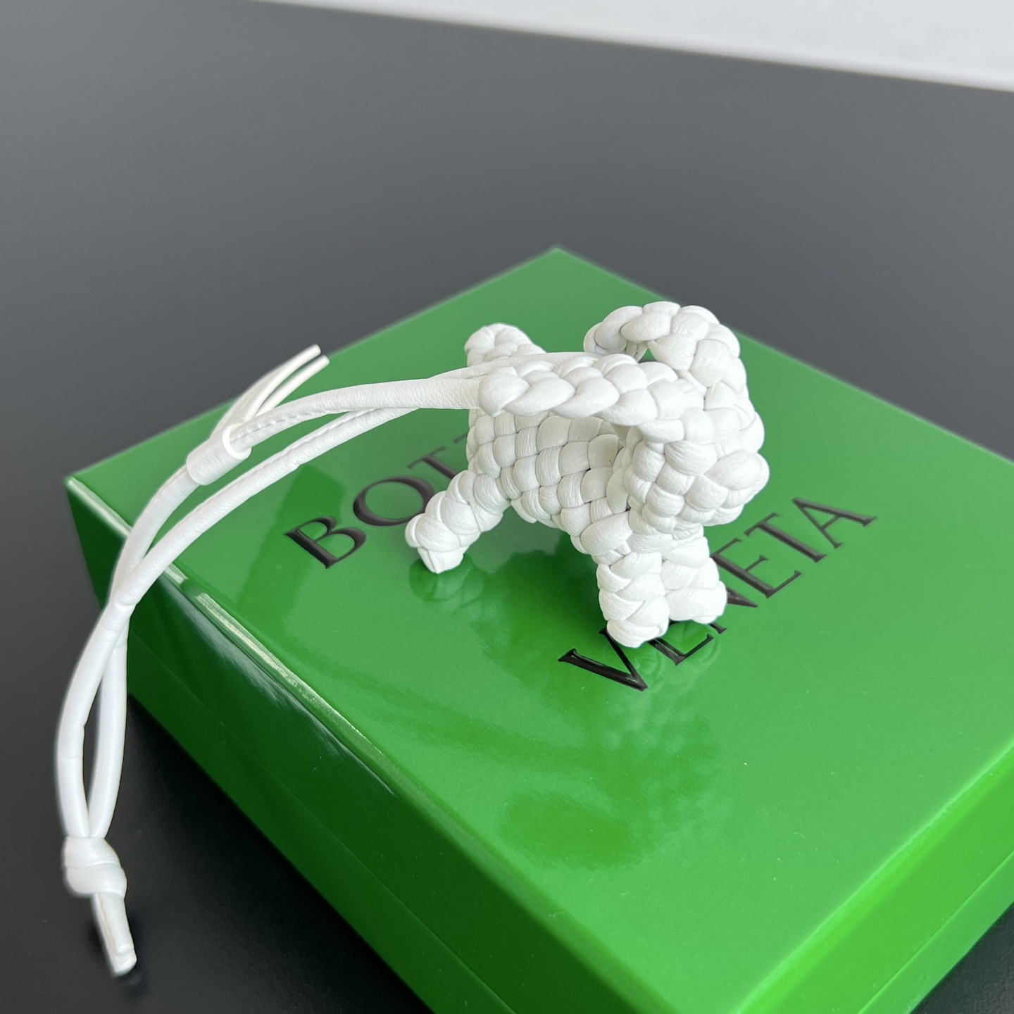 NO:894818,#BVNew Product Rabbit Pendant 867134 The classic intreccio weaving process is directly made into a soft little rabbit shape. Each one is exquisite and delicate. It feels soft and textured. Pair it with your bag to bring a good mood when you go out. Who can refuse this soft and high-end small object, BV, Bottega Veneta19860909#BV新品 兔子挂件 867134 经典intreccio编织工艺 这次直接做成了软乎乎的的小兔子造型 每一只都精致细腻 摸起来软糯又有质感 搭配在包包上出门自带好心情 谁能拒绝这种软乎乎又高级的小物件,BV,bottega veneta,欧美剧