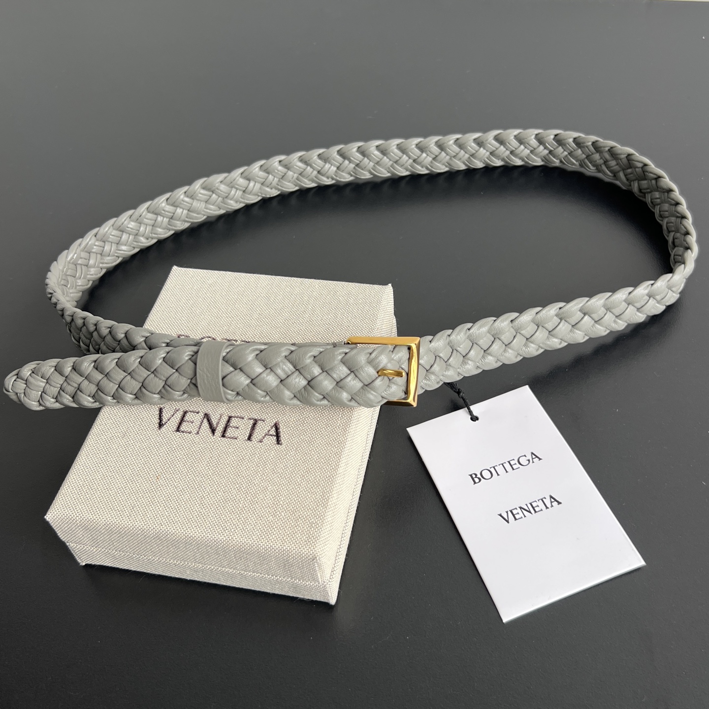 NO:920069,#.BV Woven Belt 867614 The long-awaited woven leather belt is here~ The brand's iconic weaving process is fully presented. The entire belt is made of first-layer cowhide, hand-woven and interlaced. It feels soft and delicate, with no sharp edges. The texture can be seen at a glance. The high-end retro square gold buckle is simple and high-end, low-key and luxurious. It is a typical Italian minimalist style. The narrow style is not bloated.  Height 2cm*Depth 0.5cm,BV,bottega veneta,cowhide19860909#.BV编织腰带867614 期待已久的编织皮带来啦～把品牌标志性编织工艺完整呈现,整条皮带由头层牛皮纯手工交错编织而成,摸上去柔软细腻,没有生硬棱角,质感一眼就能看出高级搭配复古方形金扣简约高级,低调轻奢,是典型的意式极简风,窄款不臃肿,束腰束裤都绝,轻松穿出优越腰线,提升穿搭精致度 码数均码 高2cm*深0.5cm,BV,bottega veneta,cowhide,欧美剧