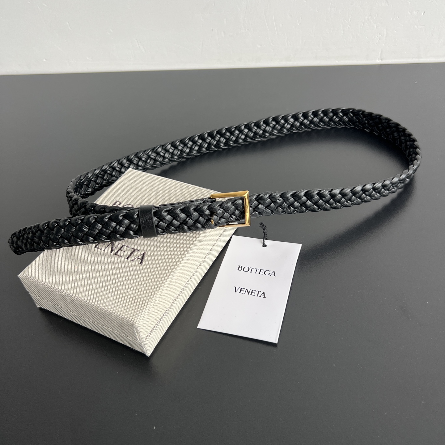 NO:920075,#.BV Woven Belt 867614 The long-awaited woven leather belt is here~ The brand's iconic weaving process is fully presented. The entire belt is made of first-layer cowhide, hand-woven and interlaced. It feels soft and delicate, with no sharp edges. The texture can be seen at a glance. The high-end retro square gold buckle is simple and high-end, low-key and luxurious. It is a typical Italian minimalist style. The narrow style is not bloated.  Height 2cm*Depth 0.5cm,BV,bottega veneta,cowhide19860909#.BV编织腰带867614 期待已久的编织皮带来啦～把品牌标志性编织工艺完整呈现,整条皮带由头层牛皮纯手工交错编织而成,摸上去柔软细腻,没有生硬棱角,质感一眼就能看出高级搭配复古方形金扣简约高级,低调轻奢,是典型的意式极简风,窄款不臃肿,束腰束裤都绝,轻松穿出优越腰线,提升穿搭精致度 码数均码 高2cm*深0.5cm,BV,bottega veneta,cowhide,欧美剧