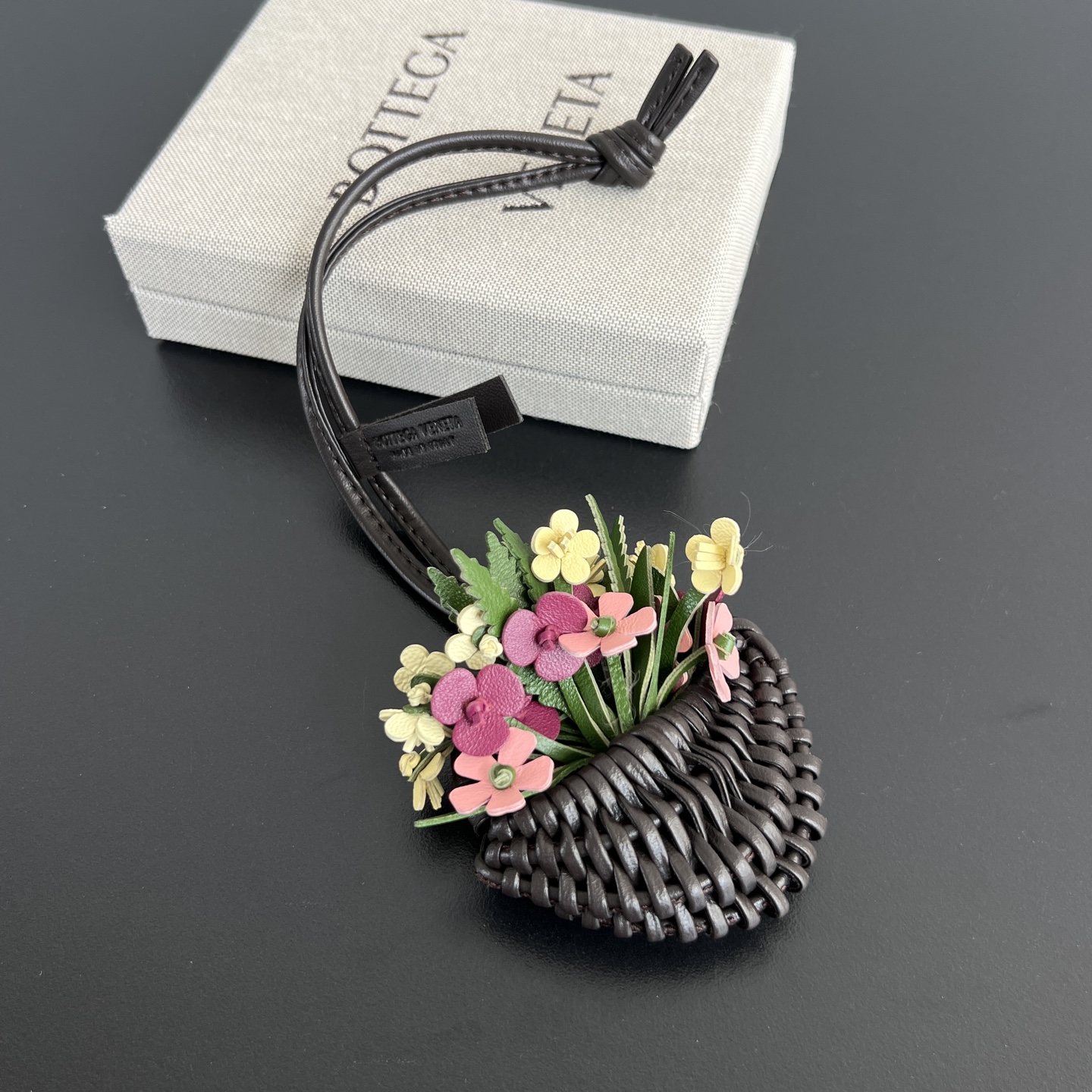 NO:920140,#BV New Product Small Flower Basket Hanging Decoration 867411 A blue flower, a classic woven basket that brings spring with you. It is full of handmade texture. The pink, purple, and milkyellow genuine leather flowers are matched with green leaves. The bouquet is lifelike, delicate and smart. The bouquet and the small basket can be separated freely. There are many ways to play. It can be hung on handbags and tote bags. It can be used to lighten up the bag and wear a handful of flowers that will never change. Carry it with you and give the bag a unique gentle style.  Size 8*6*4,BV,bottega veneta,totes19860909#BV 新品小花篮挂饰 867411一蓝繁花,随身付春经典编织小篮子,满满手工质感,粉紫奶黄真皮小花搭配绿叶色彩灵动,一束繁华栩栩如生,细腻又灵动,花束与小篮子可以自由拆分,玩法多样,可挂手提包,托特包,点亮包包穿搭将一捧永不调零的花.随身携带,赋予包包独一份温柔格调 尺寸8*6*4,BV,bottega veneta,totes,欧美剧