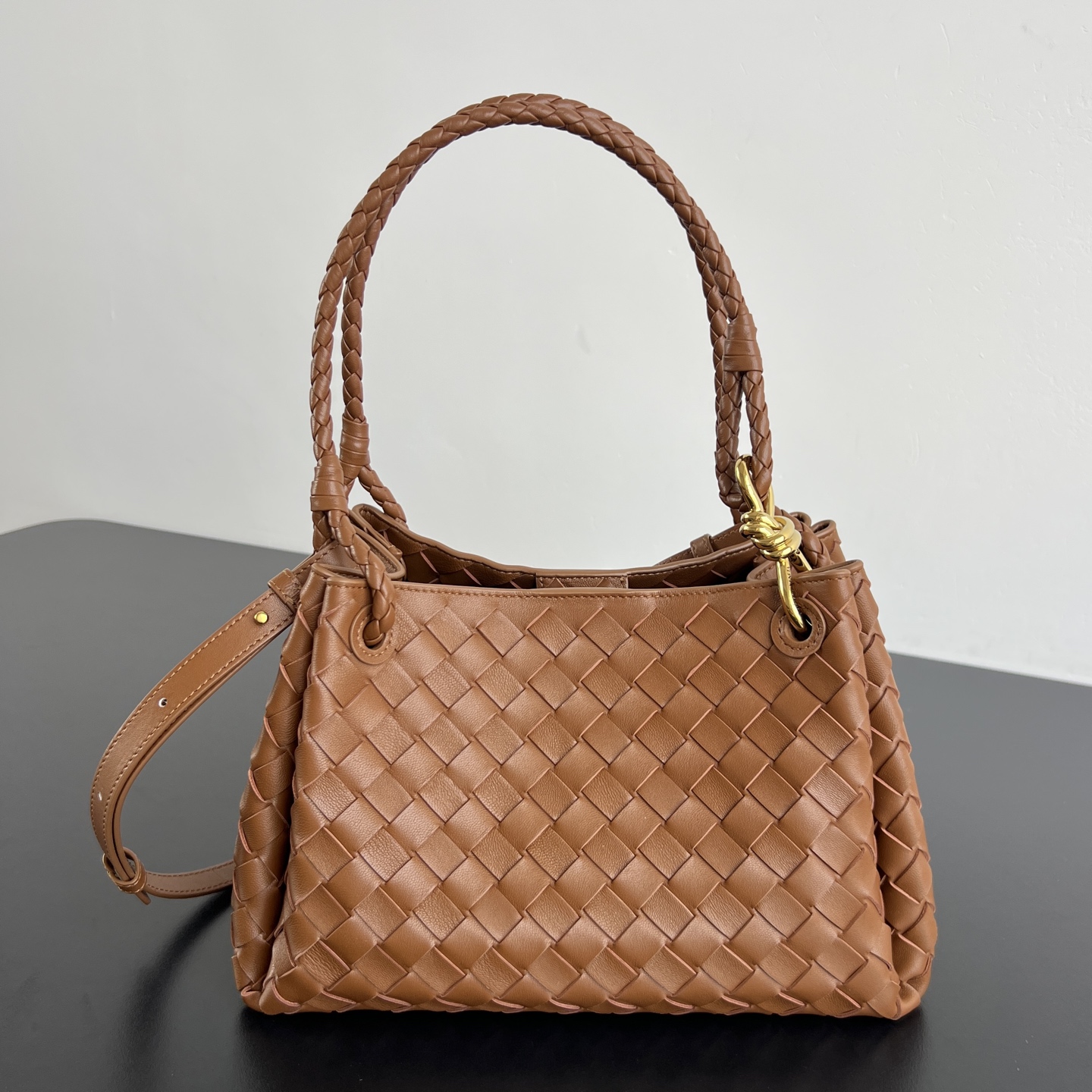 BV's new intrecciato woven leather shoulder bag 🪂 835921 comes with a detachable cross-shoulder strap and comes with a mini bag inside