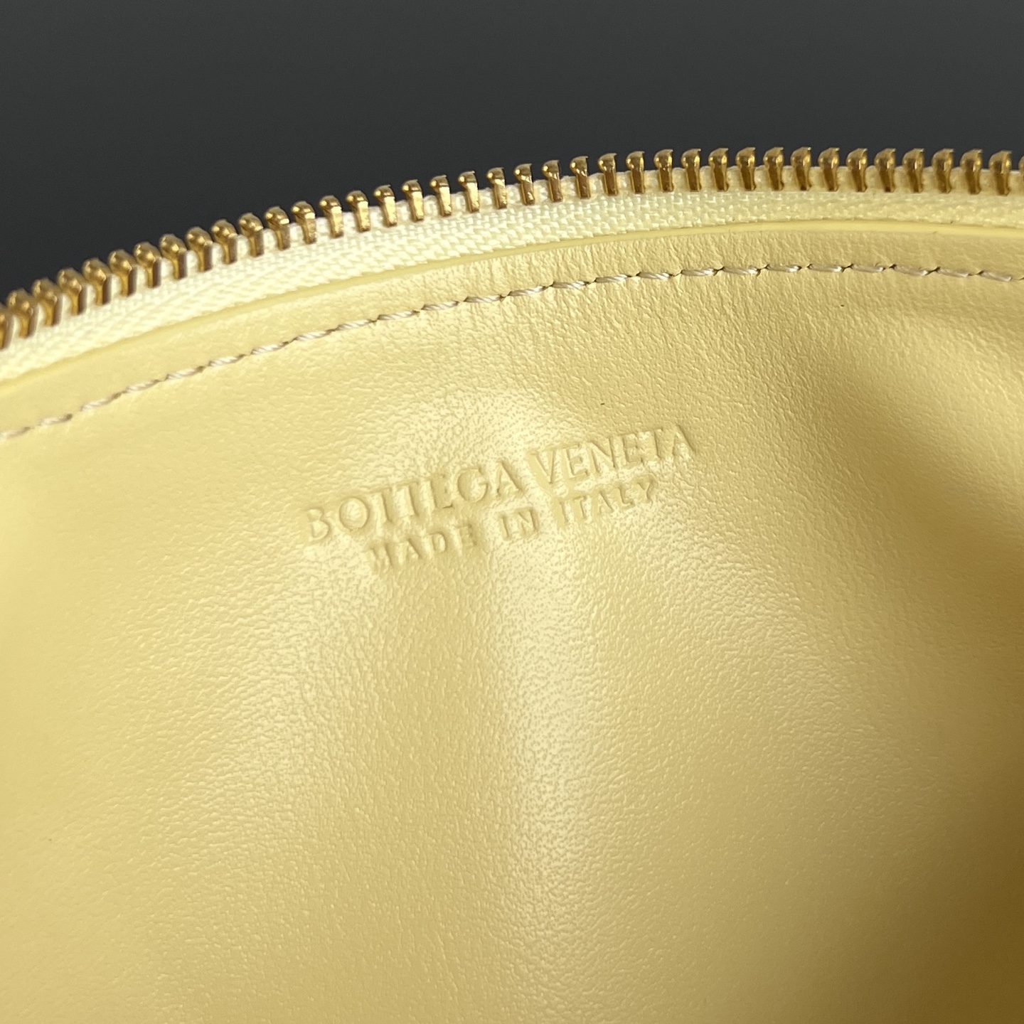 BV's new product Piccolo small woven crossbody bag 👜 876625 Small woven is back on the list ✨ Piccolo means small and exquisite, a higher-level weaving process, the sheepskin is soft, waxy and warm, and the matte texture is low-key and noble photo 2