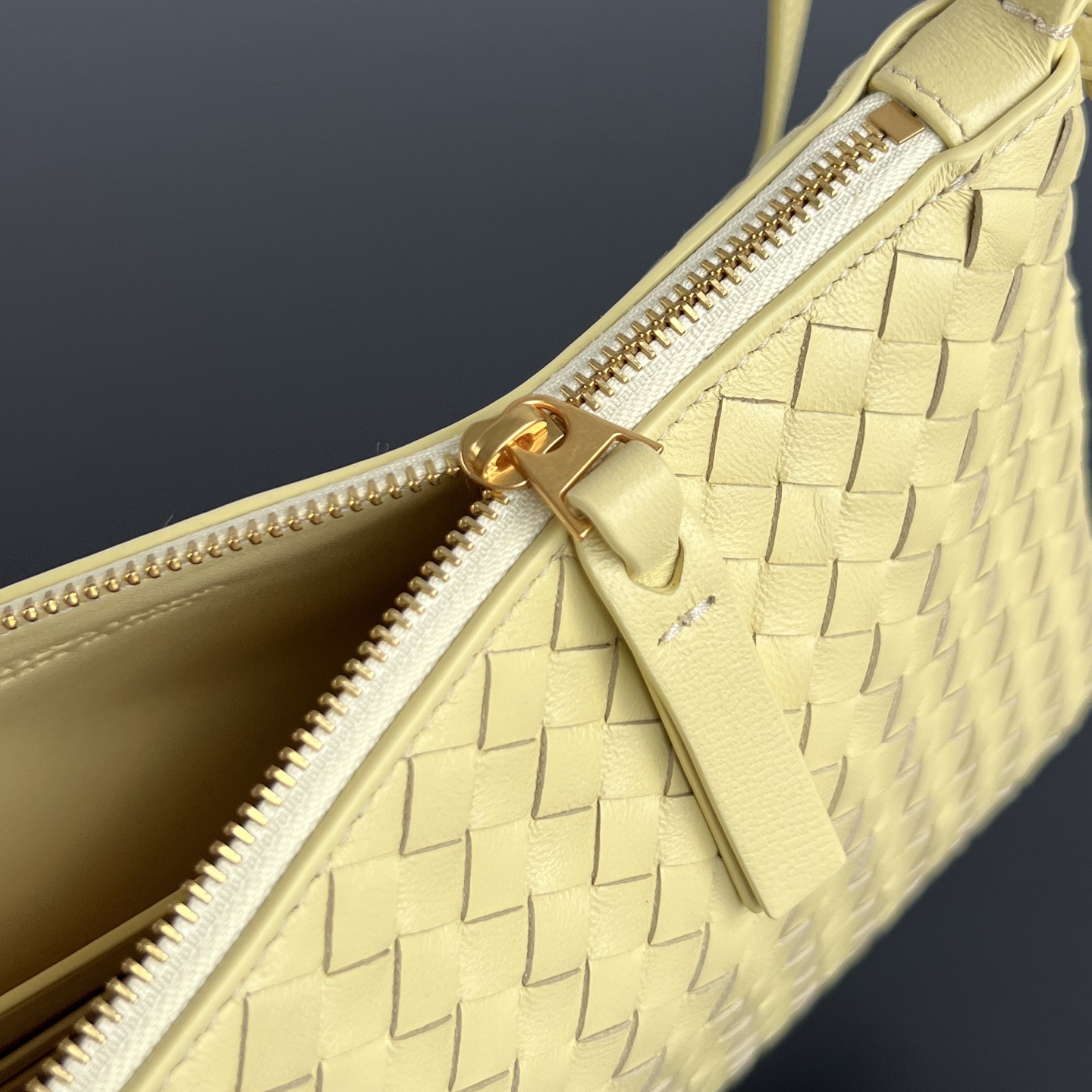 BV's new product Piccolo small woven crossbody bag 👜 876625 Small woven is back on the list ✨ Piccolo means small and exquisite, a higher-level weaving process, the sheepskin is soft, waxy and warm, and the matte texture is low-key and noble photo 4
