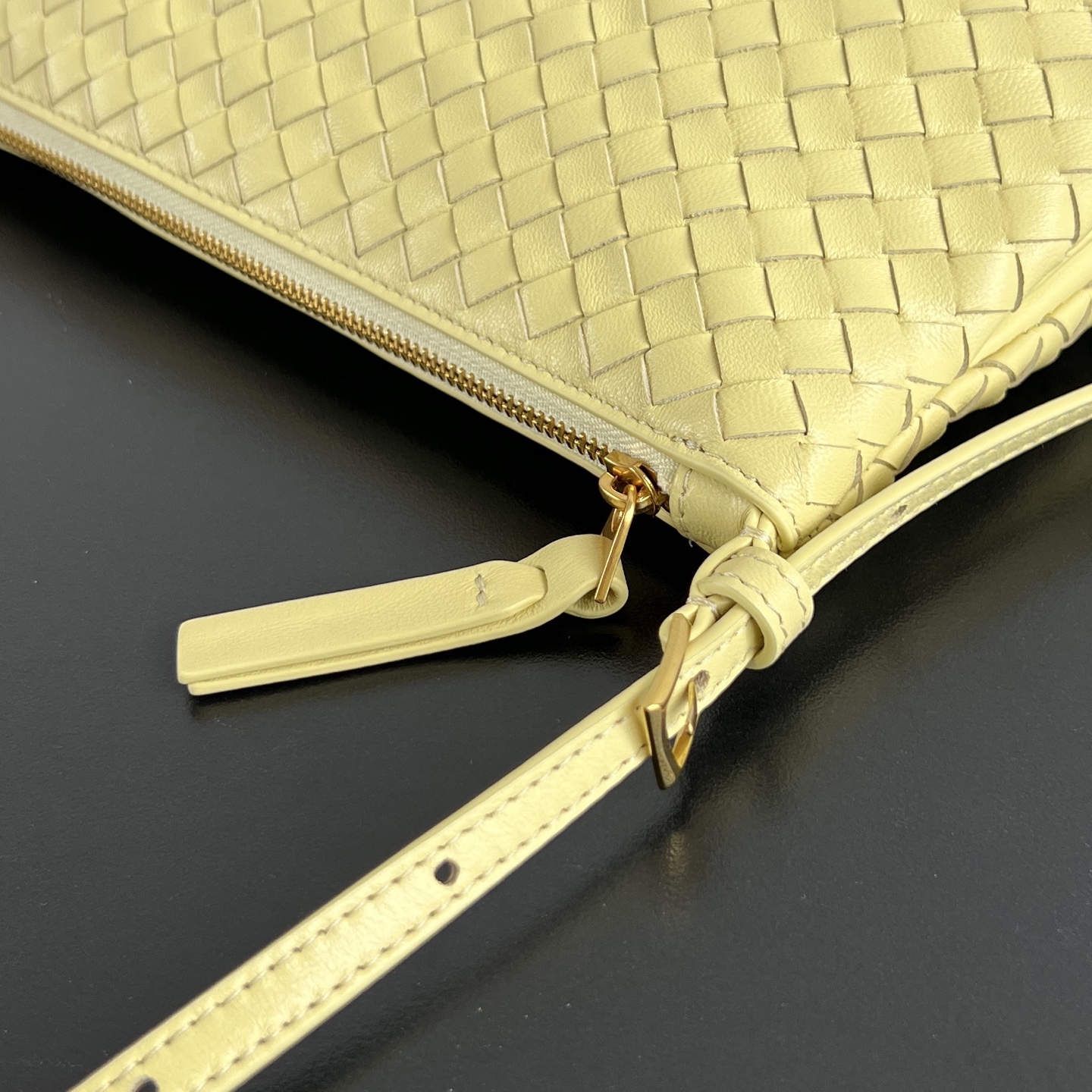 BV's new product Piccolo small woven crossbody bag 👜 876625 Small woven is back on the list ✨ Piccolo means small and exquisite, a higher-level weaving process, the sheepskin is soft, waxy and warm, and the matte texture is low-key and noble photo 7