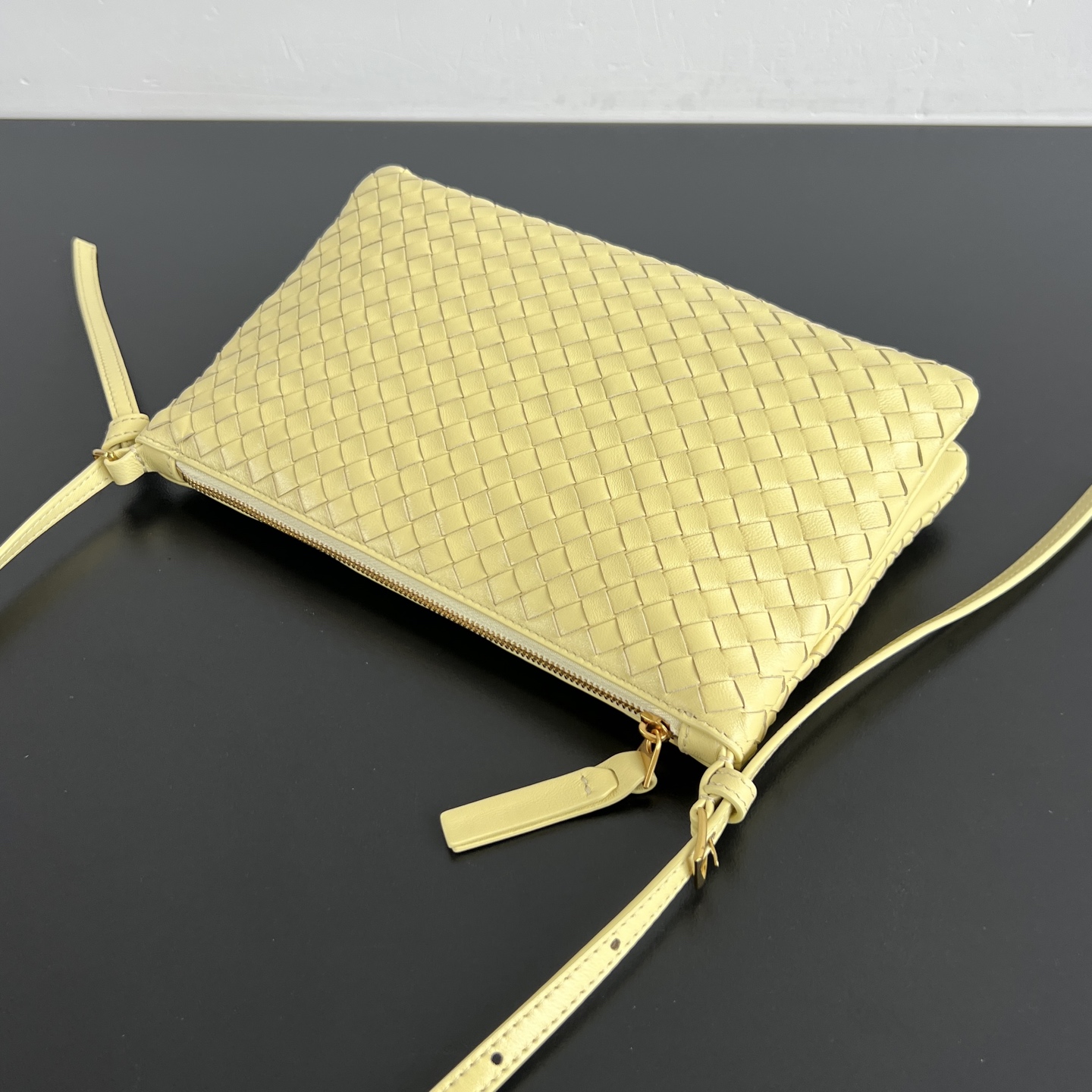 BV's new product Piccolo small woven crossbody bag 👜 876625 Small woven is back on the list ✨ Piccolo means small and exquisite, a higher-level weaving process, the sheepskin is soft, waxy and warm, and the matte texture is low-key and noble photo 9