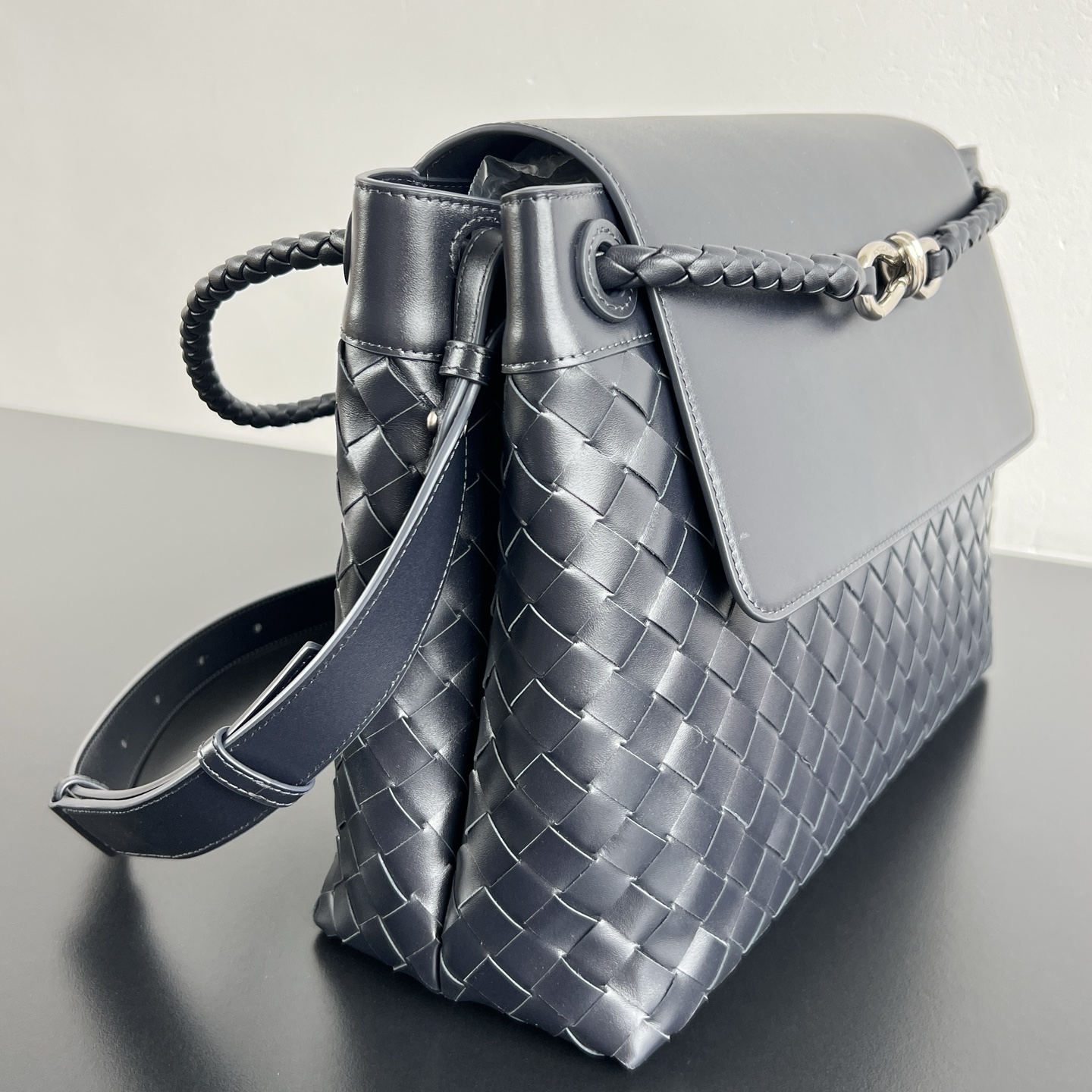 #BV’s new men’s grain Andiamo can be carried hand-held, on the shoulder or cross-body 807715🎈Front grain leather with woven leather on the side, more fashionable and advanced 😎The combination of lntrecciato woven iconic elements and smooth leather creates a unique cool style😎 The subtle luster and natural texture of the calfskin are high-end and fashionable photo 1
