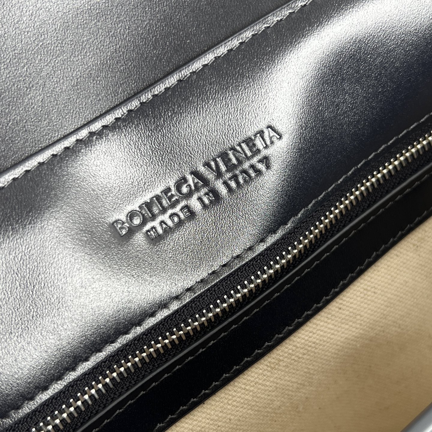 #BV’s new men’s grain Andiamo can be carried hand-held, on the shoulder or cross-body 807715🎈Front grain leather with woven leather on the side, more fashionable and advanced 😎The combination of lntrecciato woven iconic elements and smooth leather creates a unique cool style😎 The subtle luster and natural texture of the calfskin are high-end and fashionable photo 2