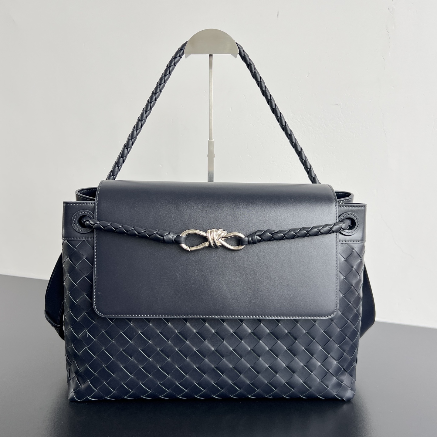 #BV’s new men’s grain Andiamo can be carried hand-held, on the shoulder or cross-body 807715🎈Front grain leather with woven leather on the side, more fashionable and advanced 😎The combination of lntrecciato woven iconic elements and smooth leather creates a unique cool style😎 The subtle luster and natural texture of the calfskin are high-end and fashionable