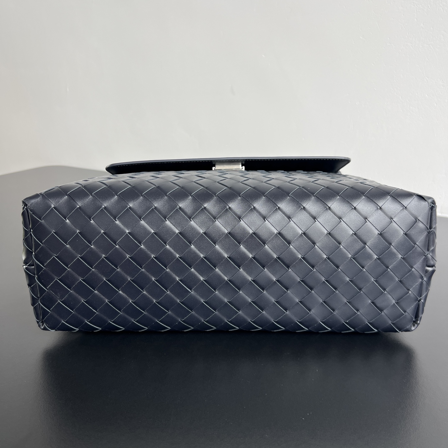 #BV’s new men’s grain Andiamo can be carried hand-held, on the shoulder or cross-body 807715🎈Front grain leather with woven leather on the side, more fashionable and advanced 😎The combination of lntrecciato woven iconic elements and smooth leather creates a unique cool style😎 The subtle luster and natural texture of the calfskin are high-end and fashionable photo 5