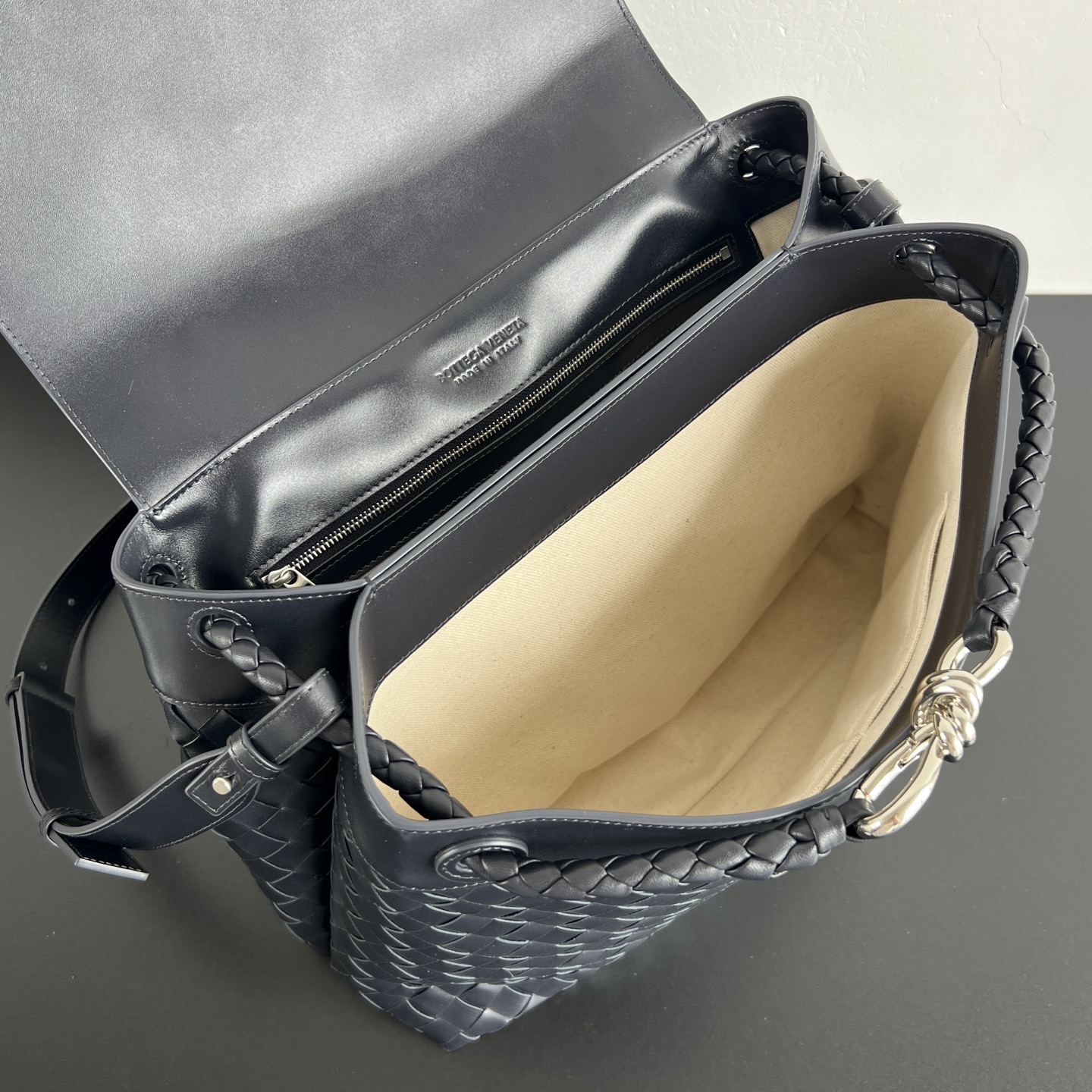 #BV’s new men’s grain Andiamo can be carried hand-held, on the shoulder or cross-body 807715🎈Front grain leather with woven leather on the side, more fashionable and advanced 😎The combination of lntrecciato woven iconic elements and smooth leather creates a unique cool style😎 The subtle luster and natural texture of the calfskin are high-end and fashionable photo 6
