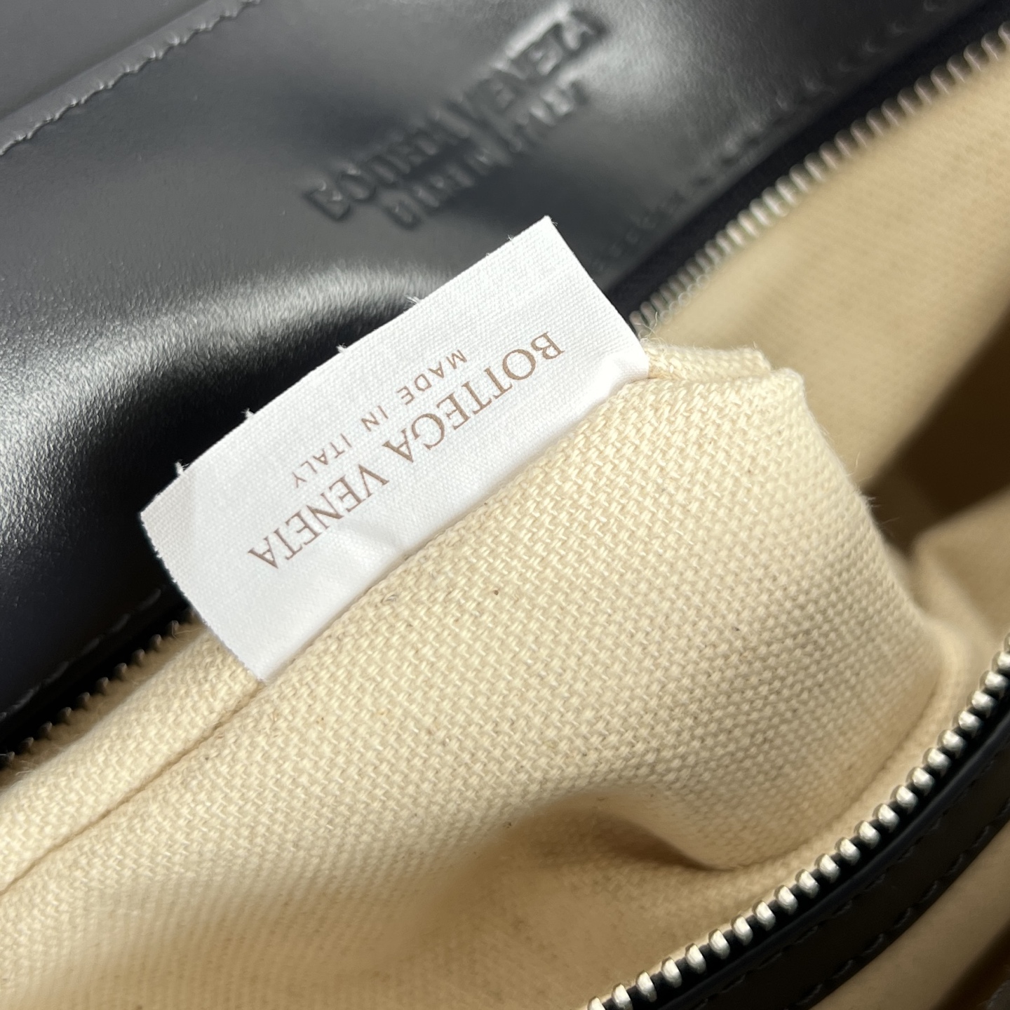 #BV’s new men’s grain Andiamo can be carried hand-held, on the shoulder or cross-body 807715🎈Front grain leather with woven leather on the side, more fashionable and advanced 😎The combination of lntrecciato woven iconic elements and smooth leather creates a unique cool style😎 The subtle luster and natural texture of the calfskin are high-end and fashionable photo 8