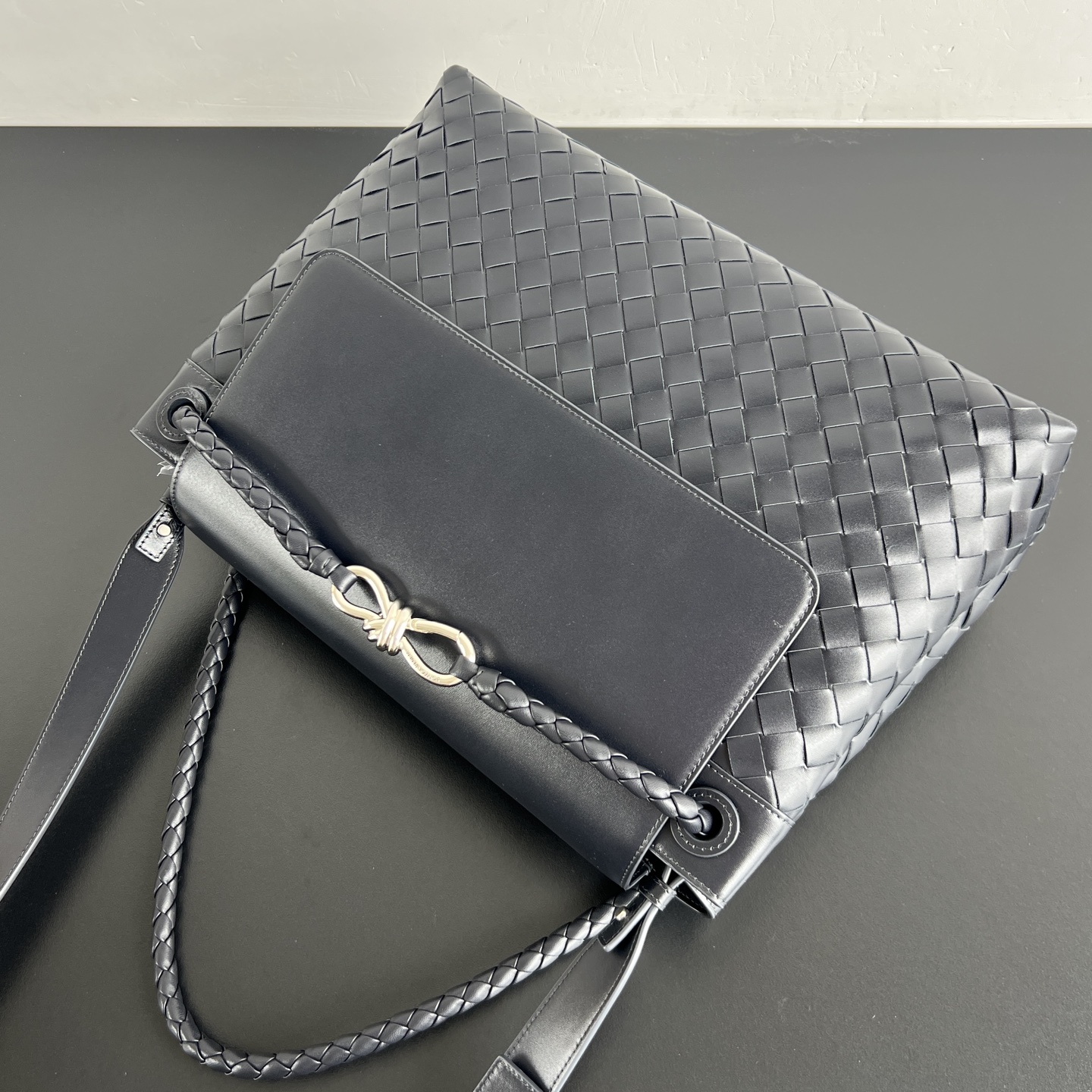 #BV’s new men’s grain Andiamo can be carried hand-held, on the shoulder or cross-body 807715🎈Front grain leather with woven leather on the side, more fashionable and advanced 😎The combination of lntrecciato woven iconic elements and smooth leather creates a unique cool style😎 The subtle luster and natural texture of the calfskin are high-end and fashionable photo 9