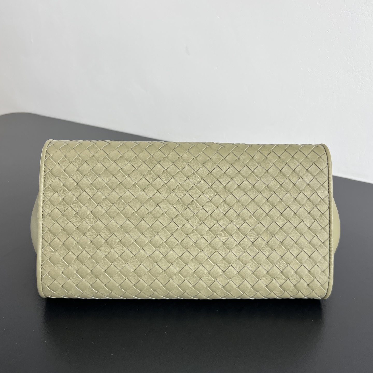 BV's new product Barbare Tote handbag, small size 🤎 875932, has a refined simple style and a quiet sense of luxury photo 3