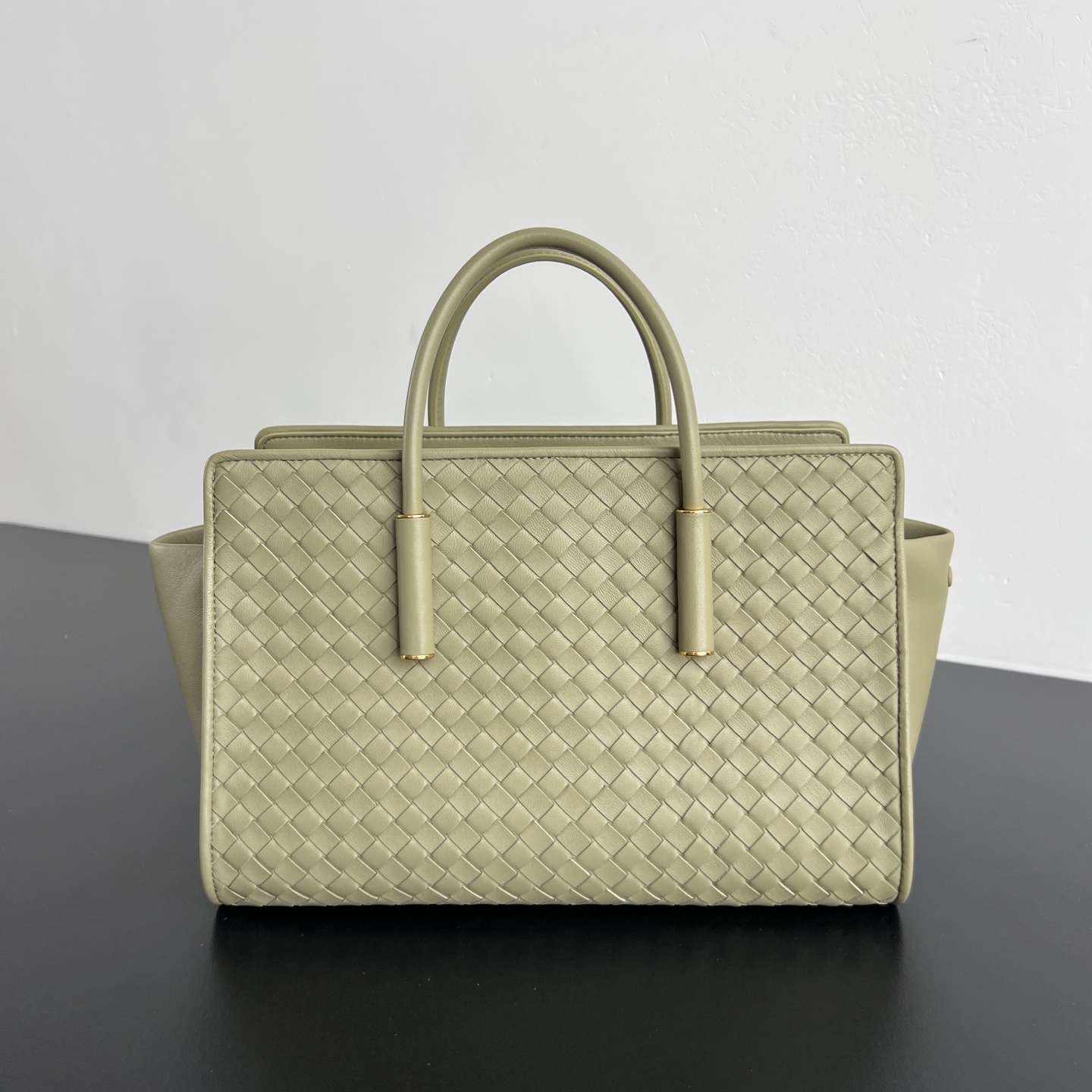 BV's new product Barbare Tote handbag, small size 🤎 875932, has a refined simple style and a quiet sense of luxury