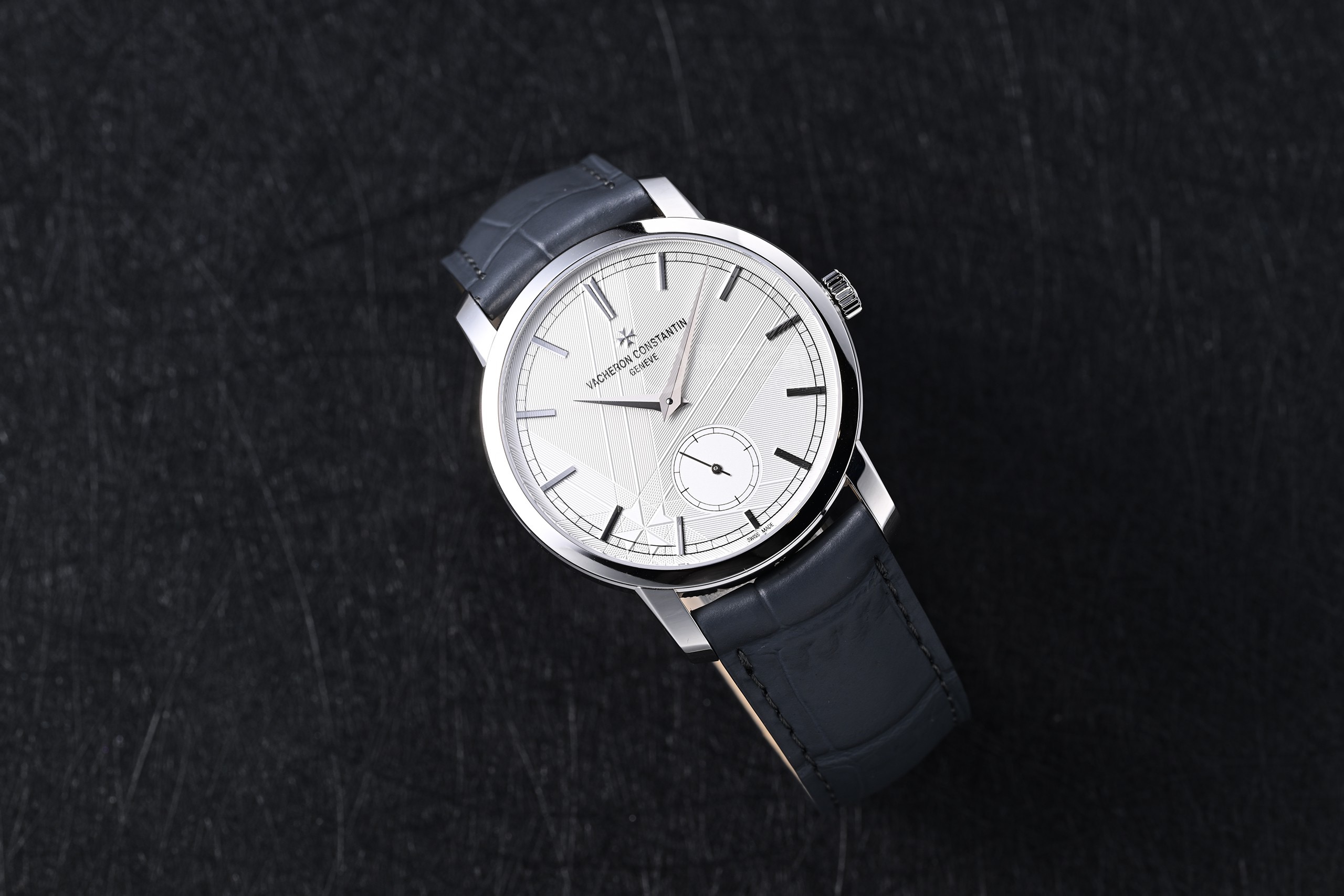 NO:879165,White gold, diamond 50, Traditionnelle, an anniversary limited edition timepiece, incorporates exclusive style details specially created for the brand's anniversary. The dial is decorated with an anniversary geometric pattern inspired by the Maltese Cross, showing subtle light and shadow changes with every gesture.  Through the sapphire case back, the special pattern decoration on the movement bridge can be seen at a glance, vividly interpreting Vacheron Constantin's iconic subtle style. As a finishing touch, the movement is also engraved with the Vacheron Constantin anniversary logo. The 38 mm case is equipped with the brand's homemade 4400  AS/movement, and is equipped with a small second hand that drives the hour and minute display and 6 o'clock. It has a deep gray tone, simple and elegant. It is paired with a large square checkered crocodile leather strap, embellished with hand-stitching of the same color, simple and pure.,,vacheron,crocodile skin19860909白 金 钻50 Traditionnelle 传袭系列,周年限量版时计,融汇专为品牌周年纪念打造的专属风格细节.表盘缀以灵感源自马耳他十字的 周年纪念几何图案,于举手投足间呈现微妙的光影变幻. 透过蓝宝石表底盖,机芯板桥上的特殊纹样润饰一览无余,淋漓演绎江诗丹顿的标志性含蓄风格.作为点睛之笔,机芯还镌刻有江诗丹顿周年纪念标识. 38毫米表壳搭载品牌自制的4400 AS/机芯,并配备驱动时分显示与6点位的小秒针,深邃灰色调,简雅隽永.搭配大方格纹鳄鱼皮表带,其上点缀同色系手工缝 线,简约纯粹.,,vacheron,crocodile skin,Watch