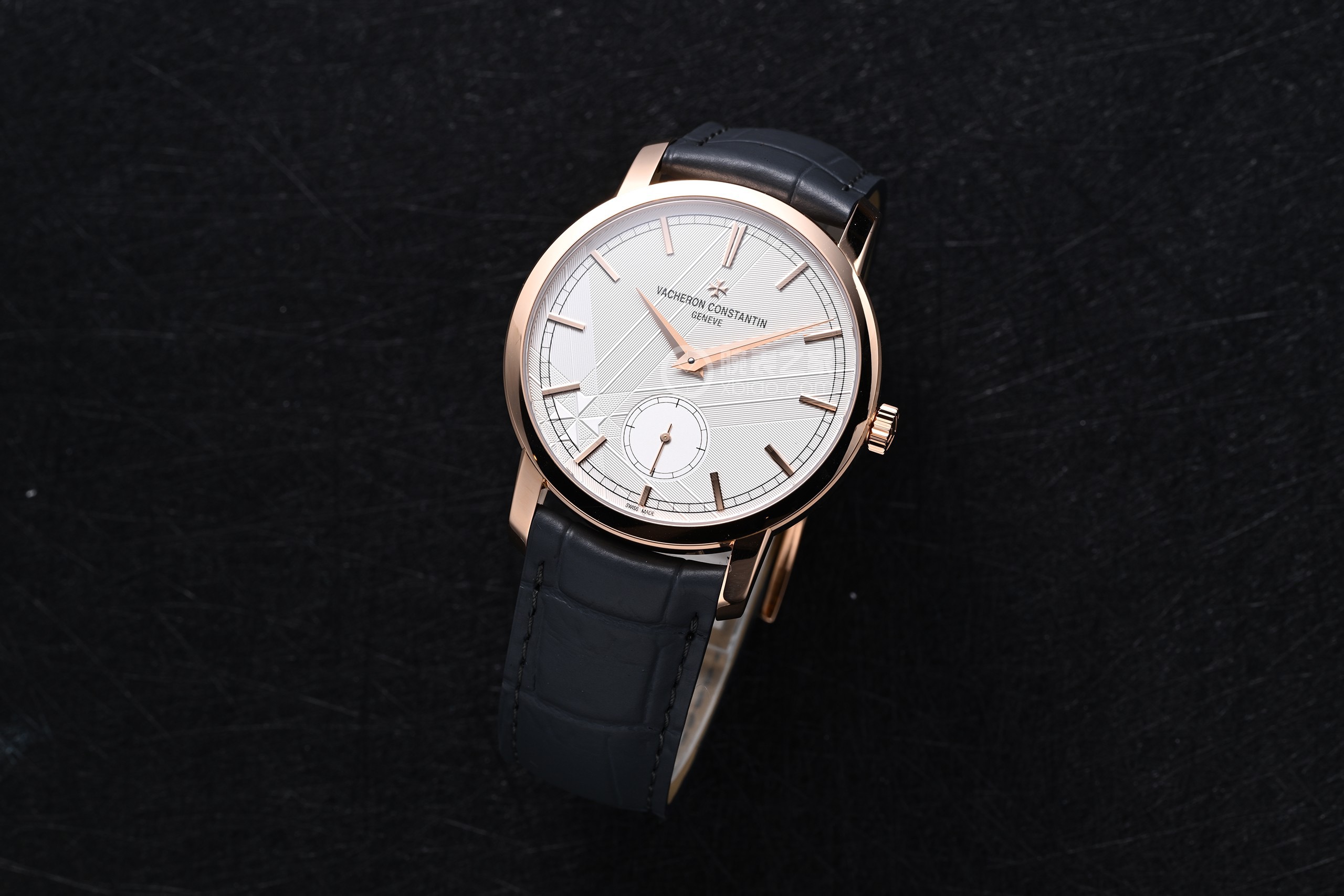 NO:944632,Produced by TW, the white case and gold case TW Factory Traditionnelle Vacheron Constantin VC MO1 heritage series is an anniversary limited edition timepiece that incorporates exclusive style details specially created for the brand's anniversary. The dial is decorated with an anniversary geometric pattern inspired by the Maltese Cross, showing subtle light and shadow changes in every gesture.  Through the sapphire case back, the special pattern decoration on the movement bridge can be seen at a glance, vividly interpreting Vacheron Constantin's iconic subtle style. As a finishing touch, the movement is also engraved with the Vacheron Constantin anniversary logo. The 38 mm case is equipped with the brand's homemade 4400  AS/movement, and is equipped with a small second hand that drives the hour and minute display and 6 o'clock. It has a deep gray tone, simple and elegant. It is paired with a large checkered crocodile leather strap, embellished with hand-stitching of the same color. It is simple, pure and exquisite. Recommended for men. Two and a half needle mechanical watch. The best luxury recommendation for gifts, please look for TW exclusive quality, vacheron, crocodile skin19860909TW 出品 白壳 金壳  TW Factory Traditionnelle 江诗丹顿 VC MO1 传袭系列,周年限量版时计,融汇专为品牌周年纪念打造的专属风格细节.表盘缀以灵感源自马耳他十字的 周年纪念几何图案,于举手投足间呈现微妙的光影变幻. 透过蓝宝石表底盖,机芯板桥上的特殊纹样润饰一览无余淋漓演绎江诗丹顿的标志性含蓄风格.作为点睛之笔,机芯还镌刻有江诗丹顿周年纪念标识. 38毫米表壳搭载品牌自制的4400 AS/机芯,并配备驱动时分显示与6点位的小秒针,深邃灰色调,简雅隽永.搭配大方格纹鳄鱼皮表带,其上点缀同色系手工缝线,简约纯粹精致推荐男士 两针半 机械腕表 送礼最佳奢华推荐请认准TW独家品质,,vacheron,crocodile skin,Watch