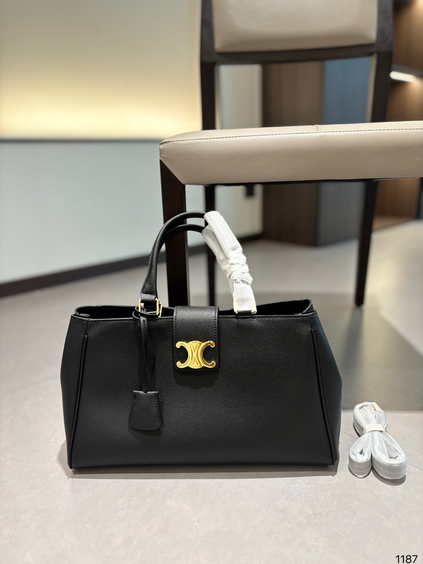 CHANEL Matelassé Shoulder Bag Leather Black