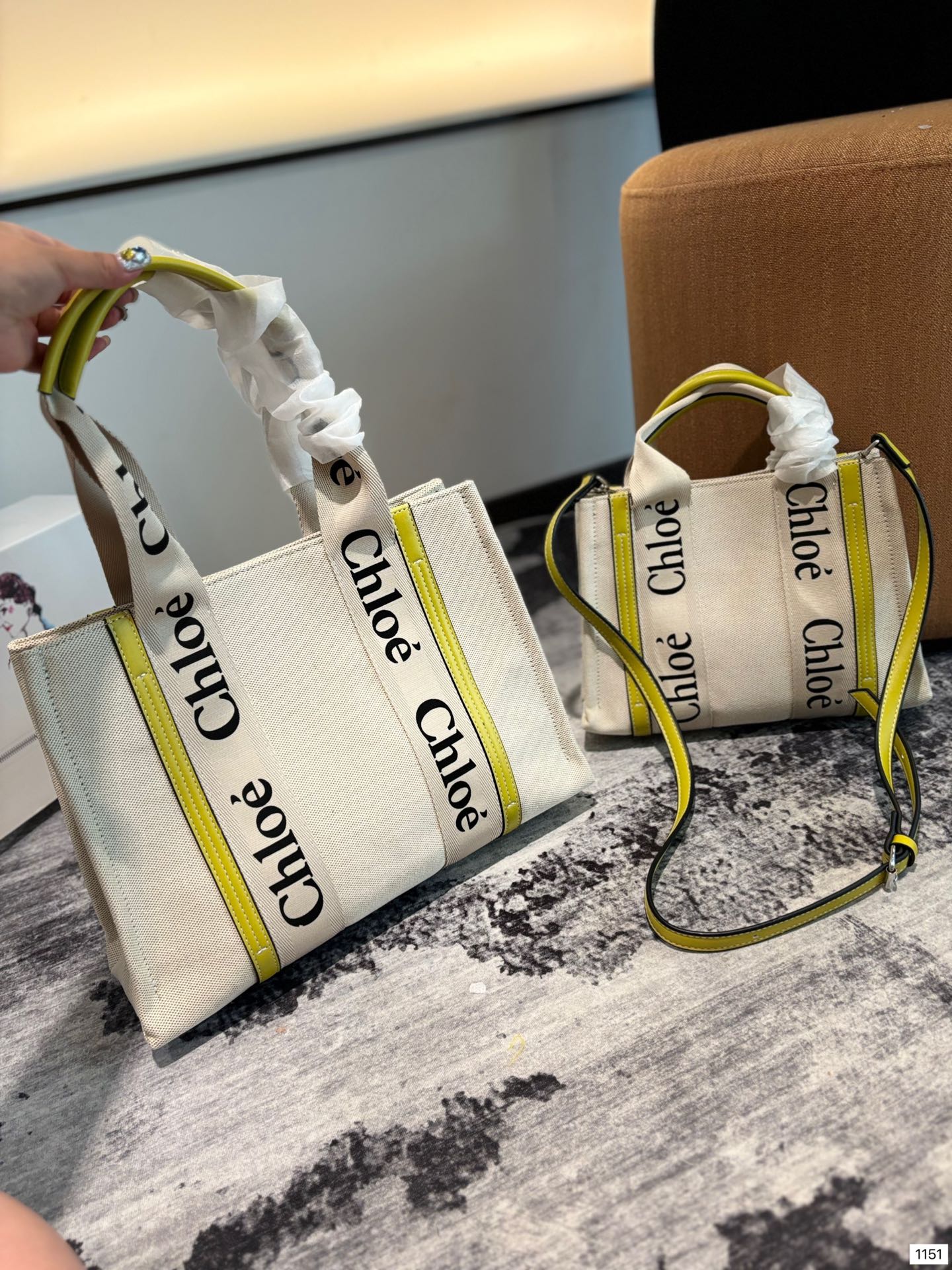 Chloe Woody Tote canvas bag has become a favorite of many fashionable girls since its launch
Size: 37.2.. 28.21