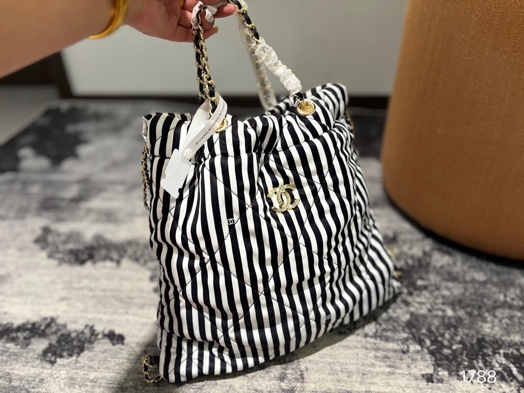 Stile und wo zu kaufen
 Chanel 2.55 Taschen Rucksack Handtaschen Umhängetaschen  & Schultertaschen Tragetaschen Schwarz Gold Gelb Offene Arbeiten Frühling/Sommer Kollektion Vintage Strand