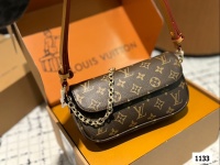 Box size: 22*12cmL home. This new hot ivy woc version is rare! Hold on! The mahjong bag with double-chain design can be cross-body, one shoulder, and a built-in card slot. It is cute and useful! 1 Box size: 22*12cmL home. This new hot ivy woc version is rare! Hold on! The mahjong bag with double-chain design can be cross-body, one shoulder, and a built-in card slot. It is cute and useful!