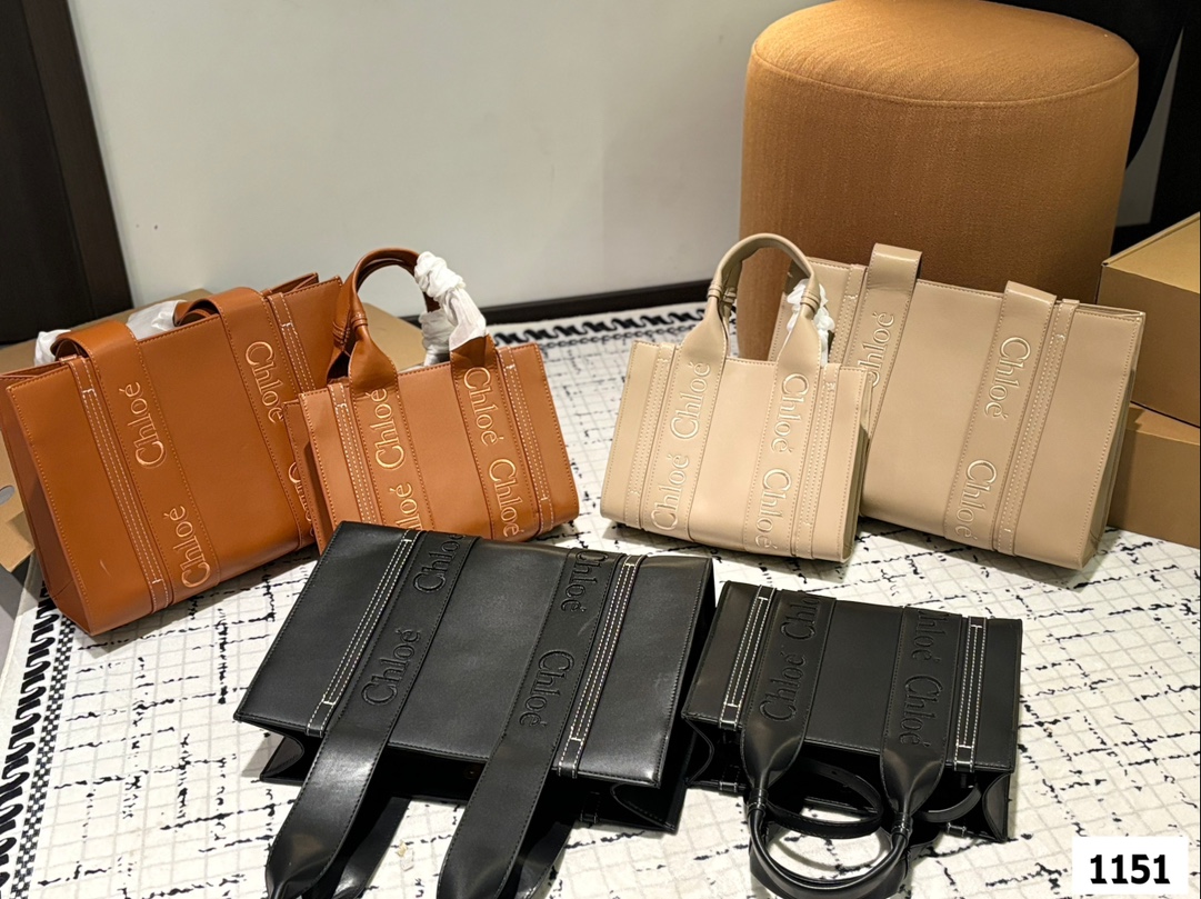 ,
Chloe Tote has become a favorite of many fashionable girls since its launch. It is durable and casual.
Size: Large size 37 27 Small size 2. 20