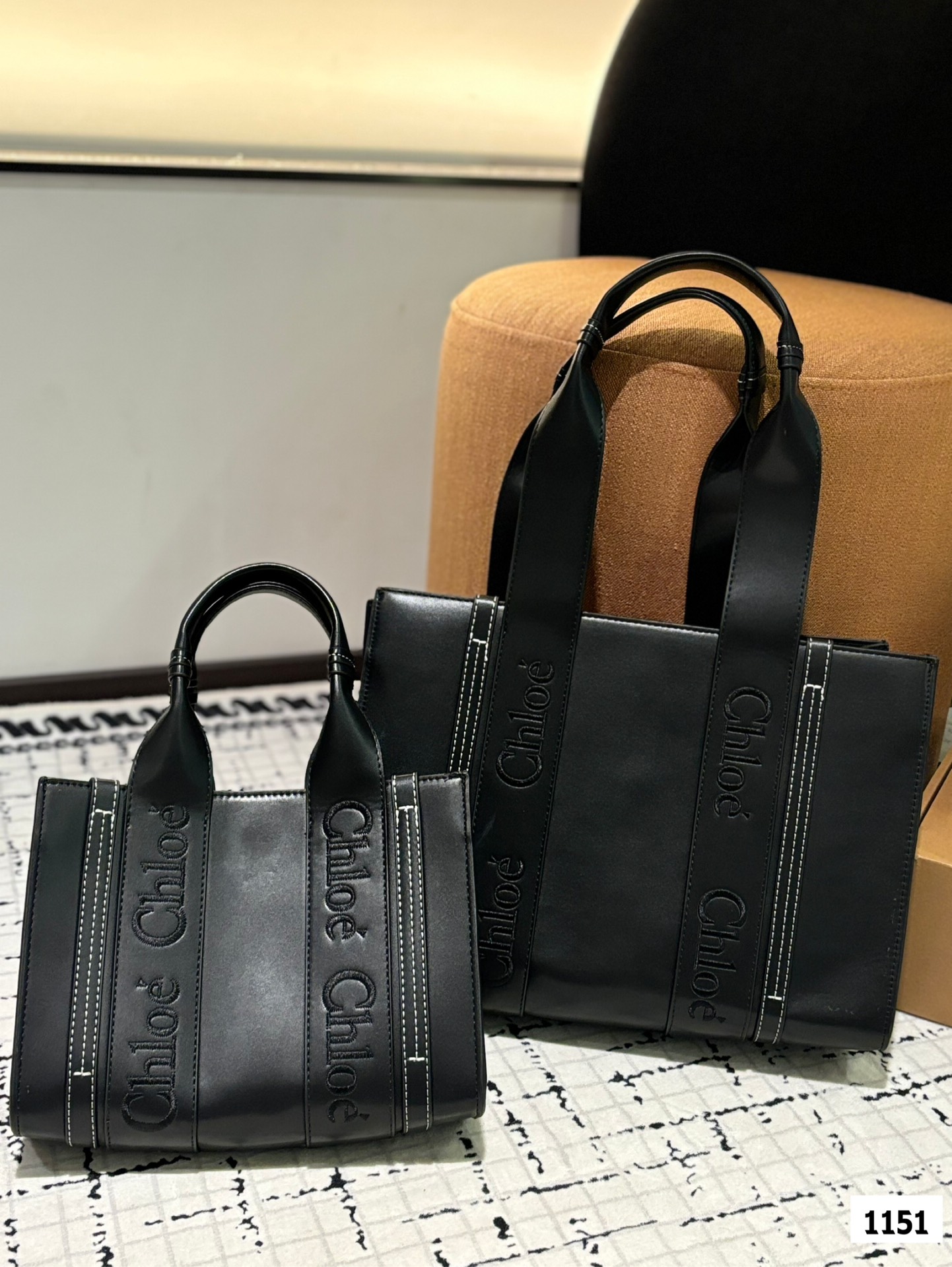 ,
Chloe Tote has become a favorite of many fashionable girls since its launch. It is durable and casual.
Size: Large size 37 27 Small size 2. 20