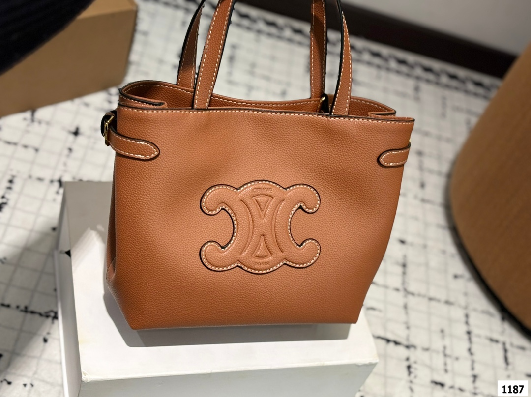 💰380 配折叠盒子 赛琳celine托特包
独特设计 时尚又经典
超级百搭
上身又A又飒
尺寸: 21 20