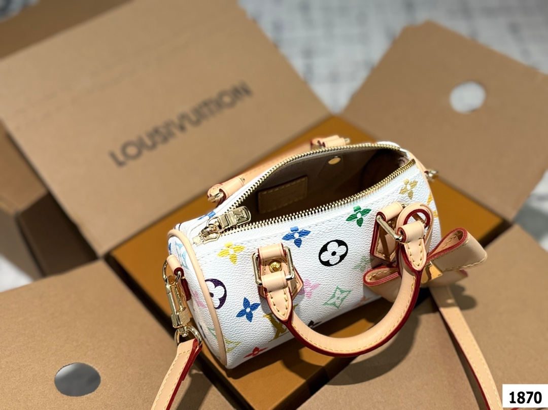 💰110包邮  配盒子 
Lv speedy枕头包 火遍全球的爆款机场大包 机车女神包 明星同款 贵气而充满活力的品牌设计风格 细致而不粗糙.用完美搭配功力 衬托出你独特的个性尽显飞扬洒脱 尺寸迷你16 10 