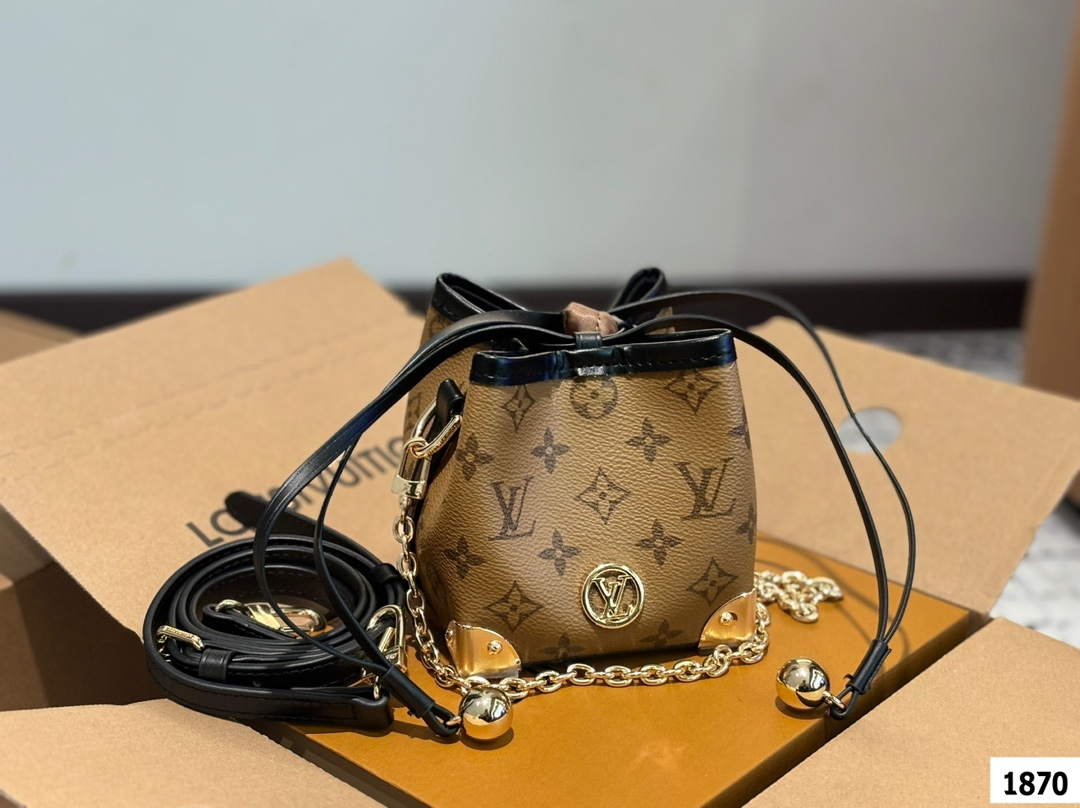 💰130包邮  配折叠盒子  LV系列秀款烧麦 美到窒息 一眼看中 走秀限量款 感觉实打实的中古款 很有感觉的包包尺寸：12 12.5 