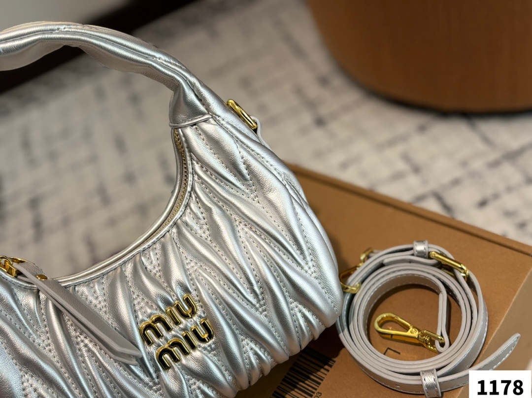 P170  miumiuhobo 缪缪腋下包 主打经典包型之一的Hobo
宽手柄像皮带式超个性
还配有细长调节肩带，手拎斜挎一手抓
简简单单不花哨是最耐看也是最百搭
近两年miu水涨船高，爆款制造机
出什么火什么，杀疯了已经，都去冲一整个甜酷少女感路线，赢麻了！！
尺寸：21 13 