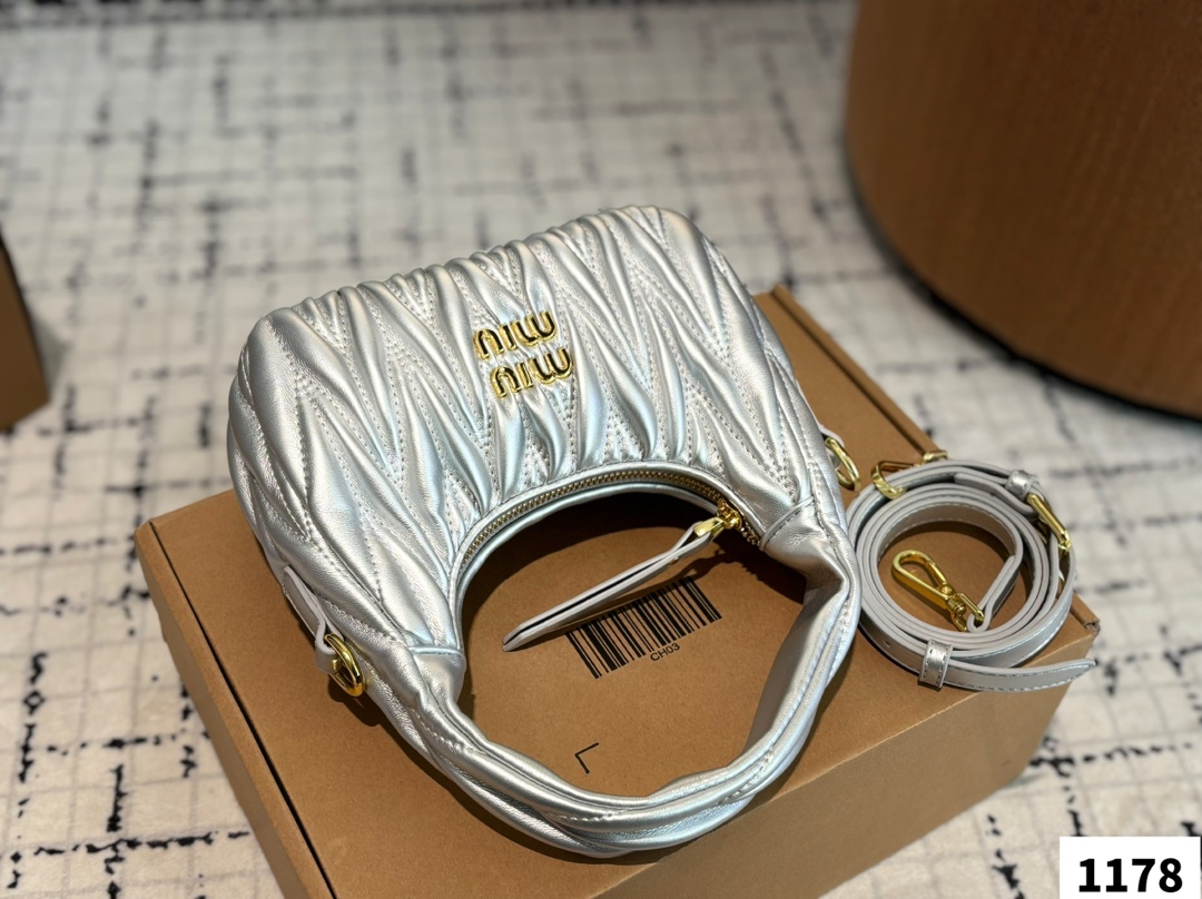 P170  miumiuhobo 缪缪腋下包 主打经典包型之一的Hobo
宽手柄像皮带式超个性
还配有细长调节肩带，手拎斜挎一手抓
简简单单不花哨是最耐看也是最百搭
近两年miu水涨船高，爆款制造机
出什么火什么，杀疯了已经，都去冲一整个甜酷少女感路线，赢麻了！！
尺寸：21 13 