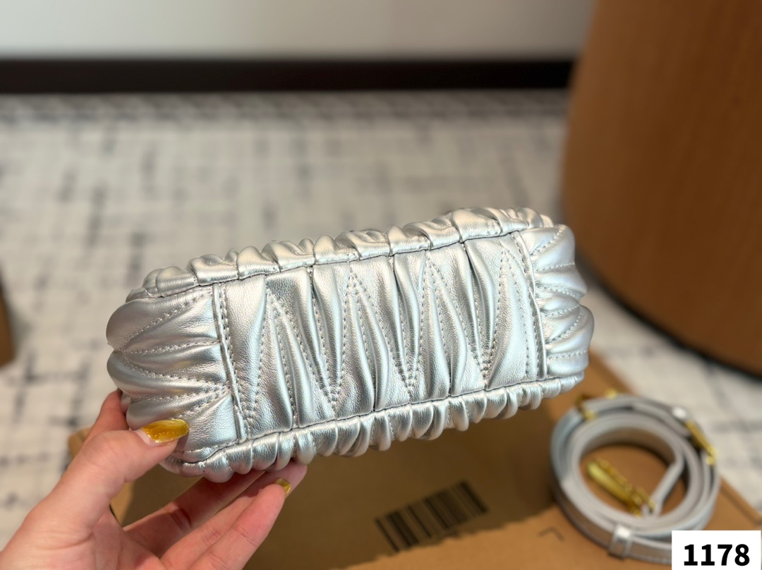 P170  miumiuhobo 缪缪腋下包 主打经典包型之一的Hobo
宽手柄像皮带式超个性
还配有细长调节肩带，手拎斜挎一手抓
简简单单不花哨是最耐看也是最百搭
近两年miu水涨船高，爆款制造机
出什么火什么，杀疯了已经，都去冲一整个甜酷少女感路线，赢麻了！！
尺寸：21 13 